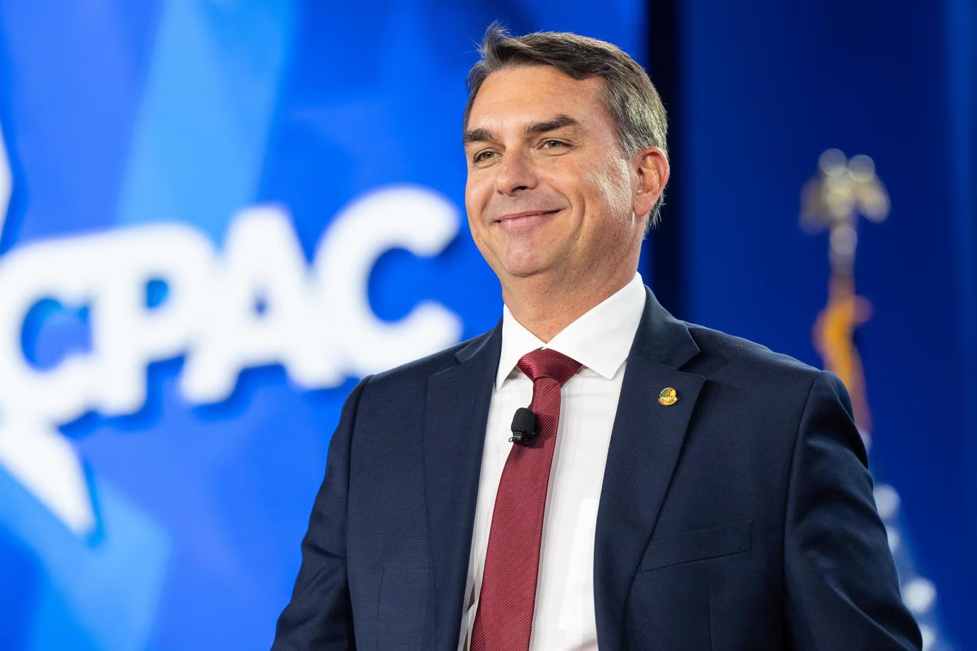 Flávio Bolsonaro recurre a discursos de corte conservador para sumar apoyo entre el electorado femenino