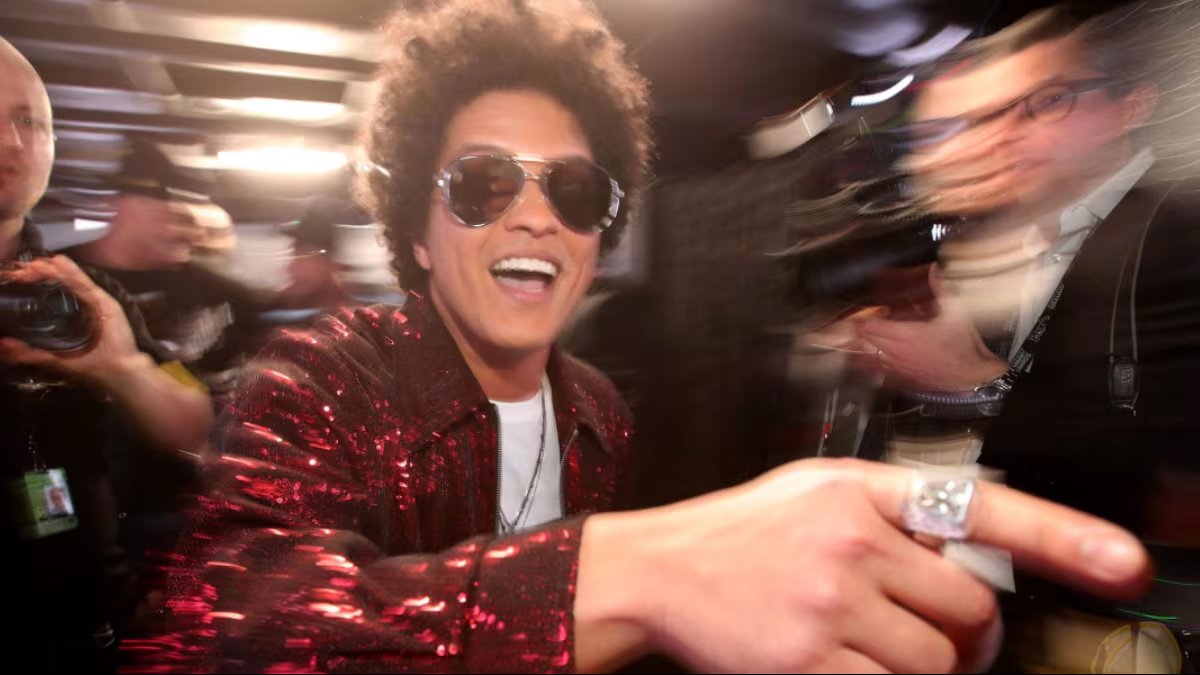 Bruno Mars descartó extender la política de cero teléfonos a los estadios de The Romantic Tour porque la logística implica demasiadas fundas.