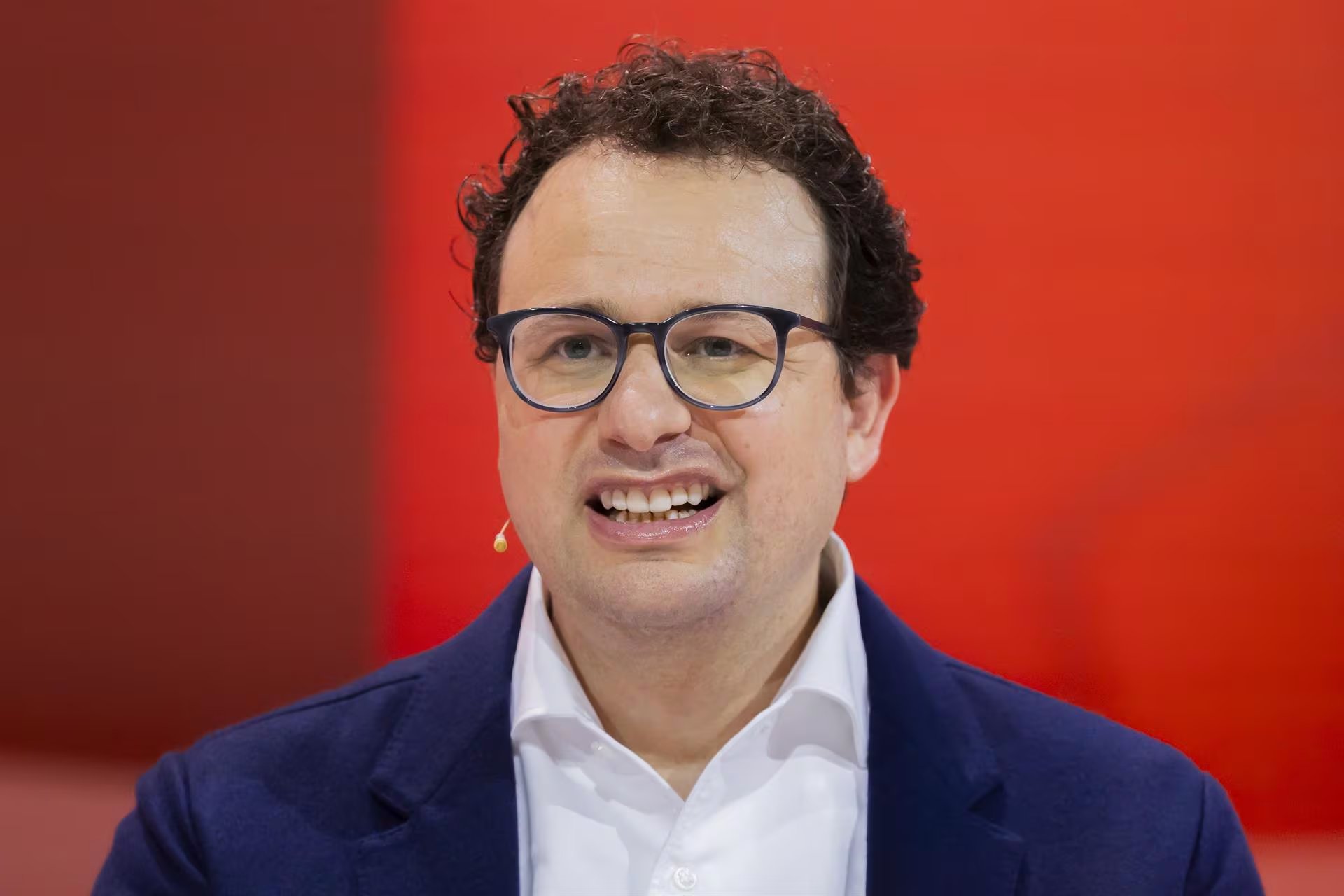 Dario Amodei advierte que los incentivos económicos, militares y geopolíticos dificultan establecer límites comunes mientras las empresas compiten por crear modelos cada vez más capaces