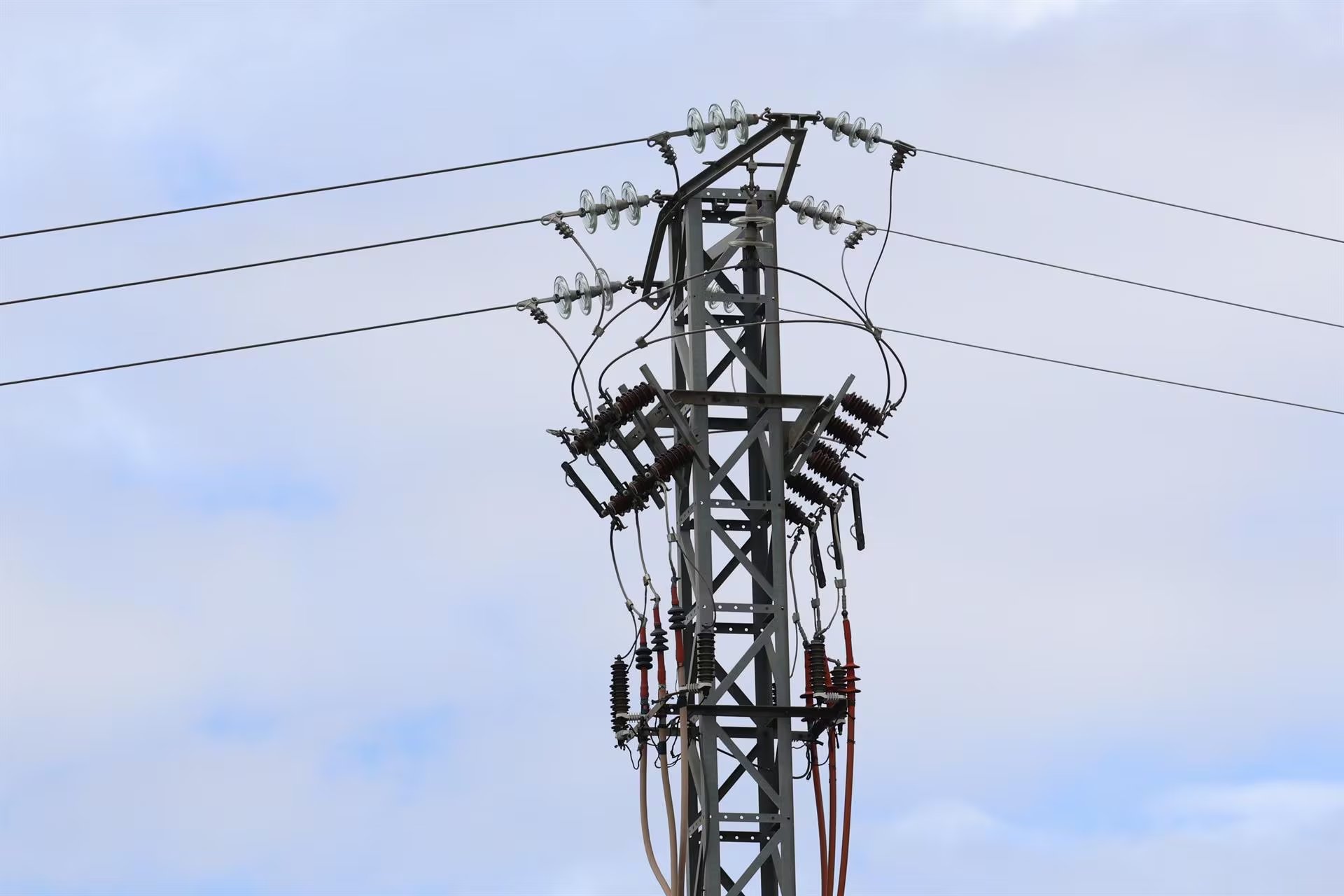 Las altas temperaturas y la escasez hídrica elevarían el riesgo de cortes eléctricos y sobrecostos en Lima, São Paulo y Ciudad de México. (EP)