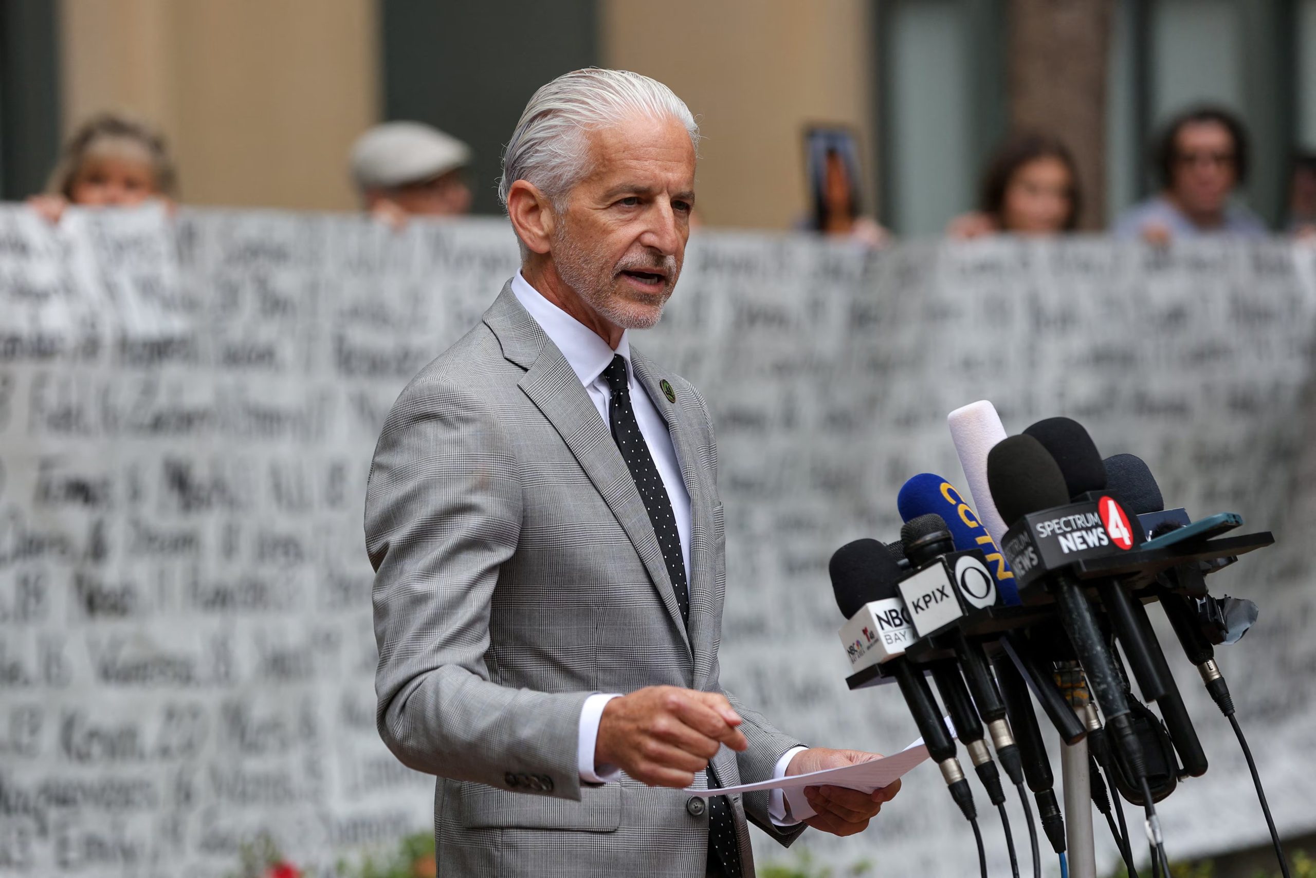 El asambleísta demócrata por Long Beach fue el impulsor de las dos normas más duras contra las plataformas digitales y recibió el reconocimiento público del gobernador durante la sesión (REUTERS/Manuel Orbegozo)