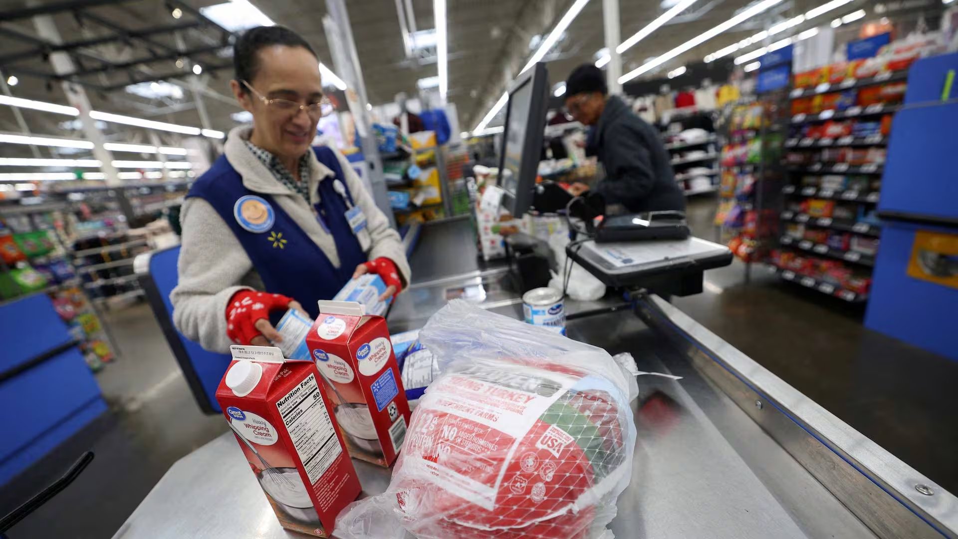 Los supermercados con facturación superior a diez millones de dólares deberán exhibir los alimentos certificados en sectores con alta circulación de clientes (Reuters)