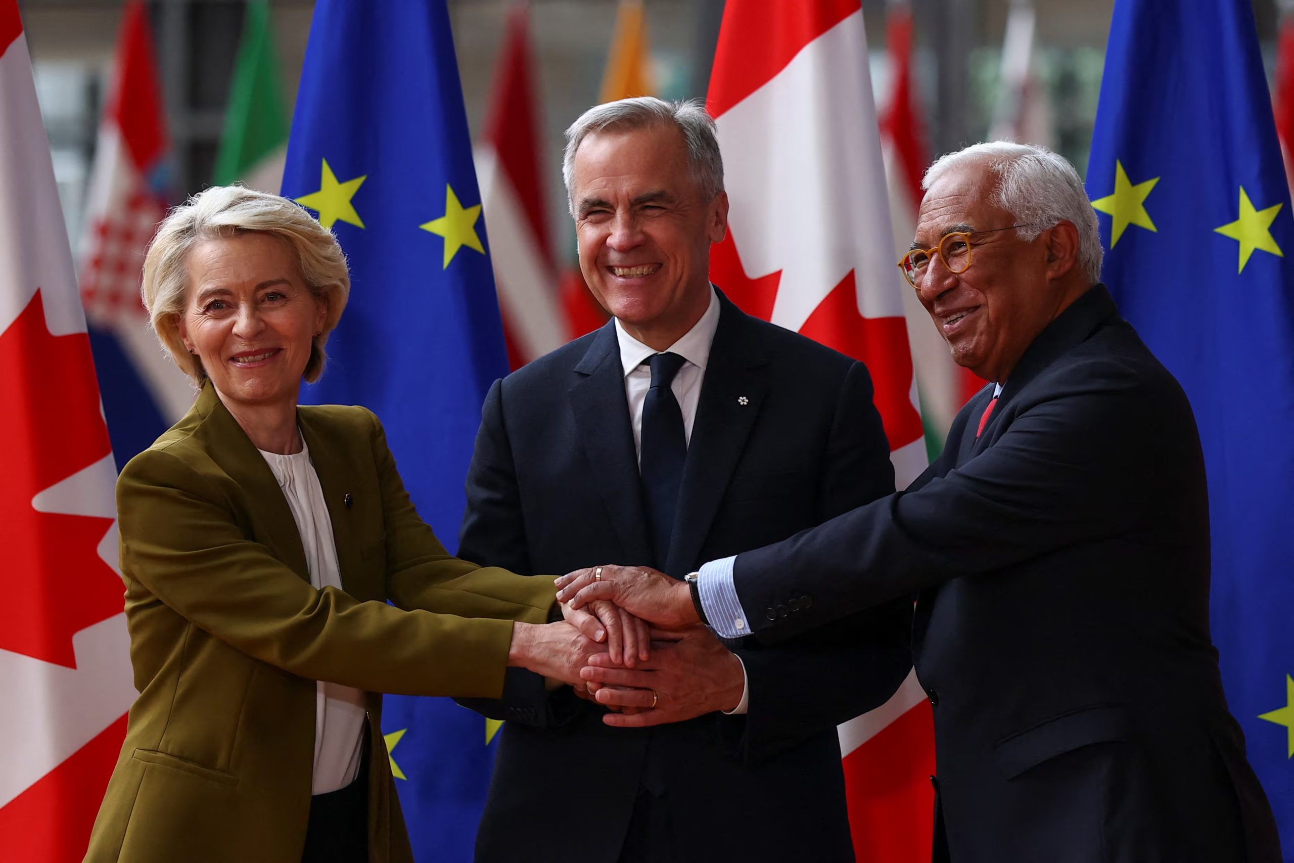 La presidenta de la Comisión Europea, Ursula von der Leyen, y el presidente del Consejo Europeo, Antonio Costa, dan la bienvenida al primer ministro canadiense, Mark Carney, con motivo de una cumbre entre la UE y Canadá celebrada en Bruselas (Bélgica) el 23 de junio de 2025 (REUTERS/ARCHIVO)