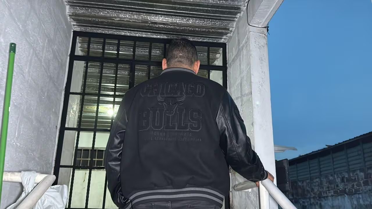 Fredy Chacón, alias El Mexicano fue capturado en una vivienda de Medellín y puesto a disposición de Migración Colombia.- crédito @FicoGutierrez/X