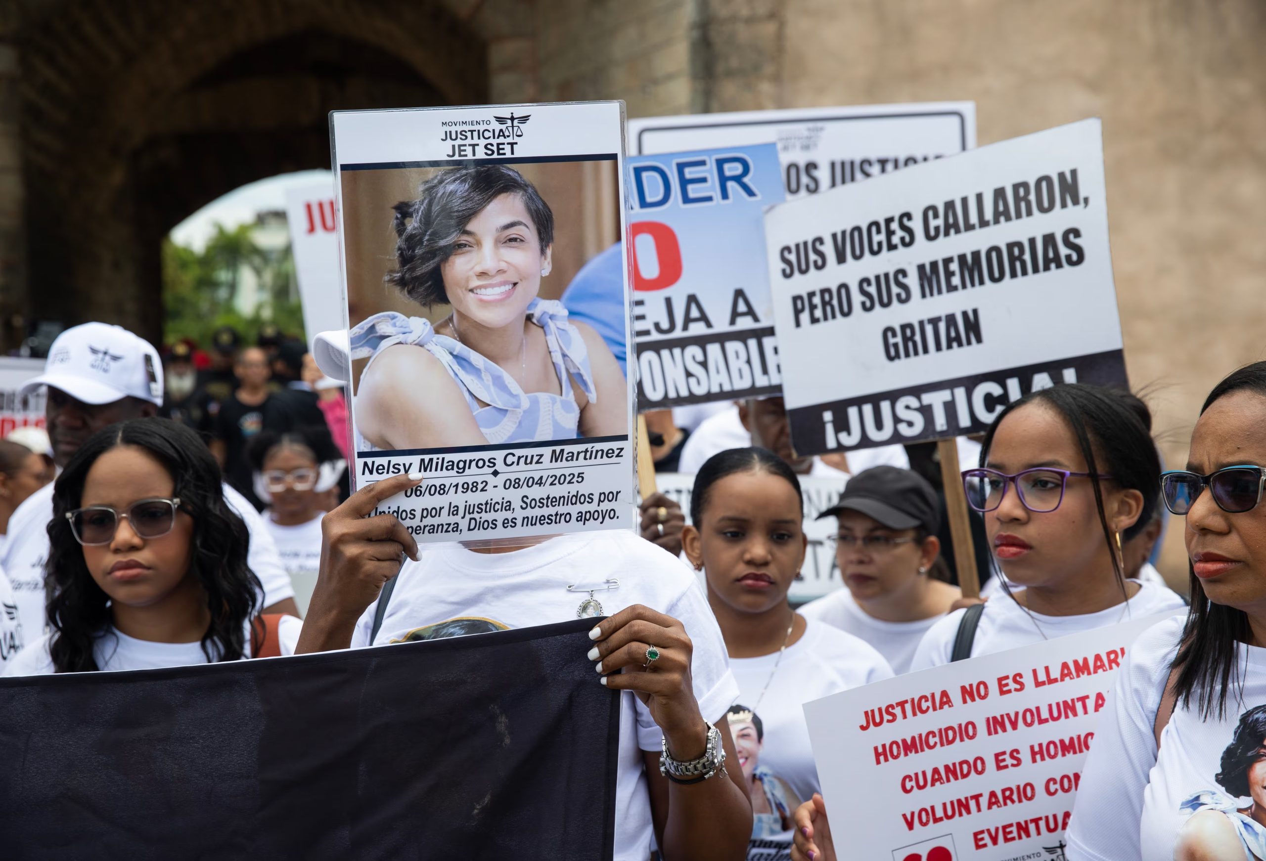 SANTO DOMINGO (REPÚBLICA DOMINICANA), 17/05/2026.- Sobrevivientes, familiares de víctimas y simpatizantes participan en una marcha para exigir un castigo severo a los dos hermanos dueños de la discoteca Jet Set por las más de 200 víctimas mortales al desplomarse el techo deteriorado en abril de 2025, este domingo, en Santo Domingo (República Dominicana). EFE/ Orlando Barría