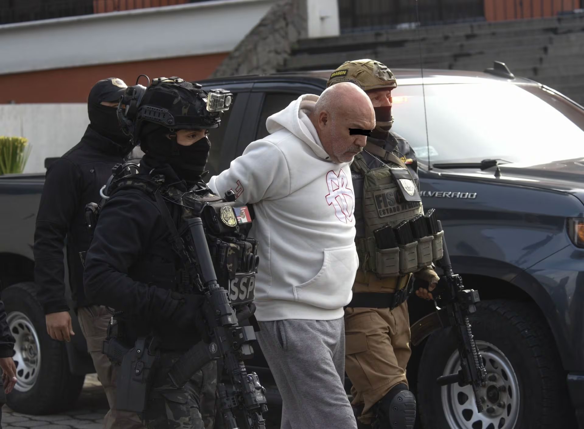 TOLUCA, ESTADO DE MÉXICO, 04SEPTIEMBRE2026.- Diego Sebastián “N” y Gerardo “N”, presuntos implicados en el multihomicidio de Atizapán, donde perdieron la vida Jonathan Meléndez, tecladista de Camilo Séptimo, su esposa embarazada, su pequeña hija de 3 años, una joven trabajadora y su mascota, fueron trasladados del Complejo Central de la Fiscalía General de Justicia del Estado de México (FGJEM) al Centro de Reinserción Social de Barrientos en Tlalnepantla. FOTO: CRISANTA ESPINOSA AGUILAR/CUARTOSCURO.COM