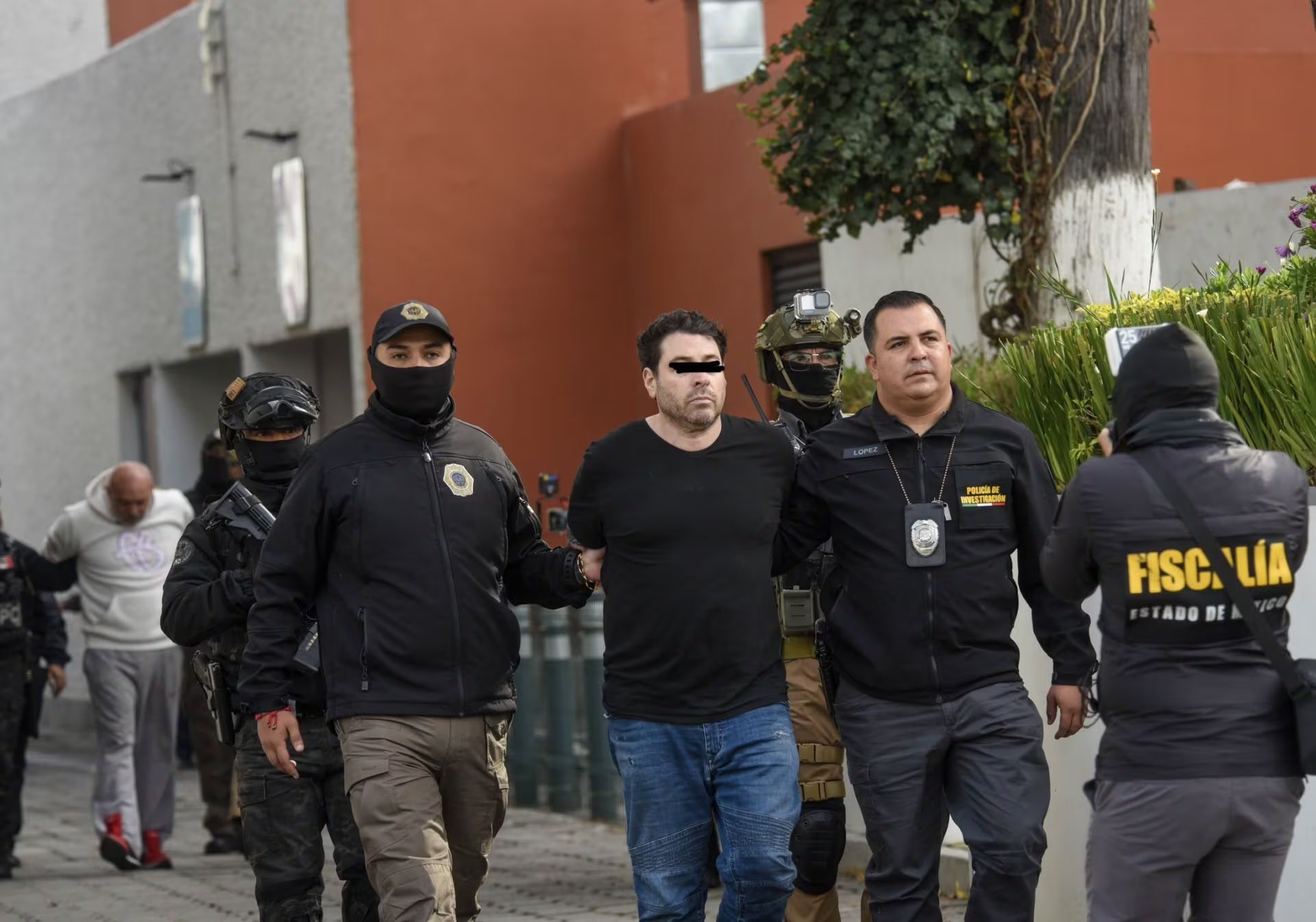 TOLUCA, ESTADO DE MÉXICO, 04SEPTIEMBRE2026.- Diego Sebastián “N” y Gerardo “N”, presuntos implicados en el multihomicidio de Atizapán, donde perdieron la vida Jonathan Meléndez, tecladista de Camilo Séptimo, su esposa embarazada, su pequeña hija de 3 años, una joven trabajadora y su mascota, fueron trasladados del Complejo Central de la Fiscalía General de Justicia del Estado de México (FGJEM) al Centro de Reinserción Social de Barrientos en Tlalnepantla. FOTO: CRISANTA ESPINOSA AGUILAR/CUARTOSCURO.COM