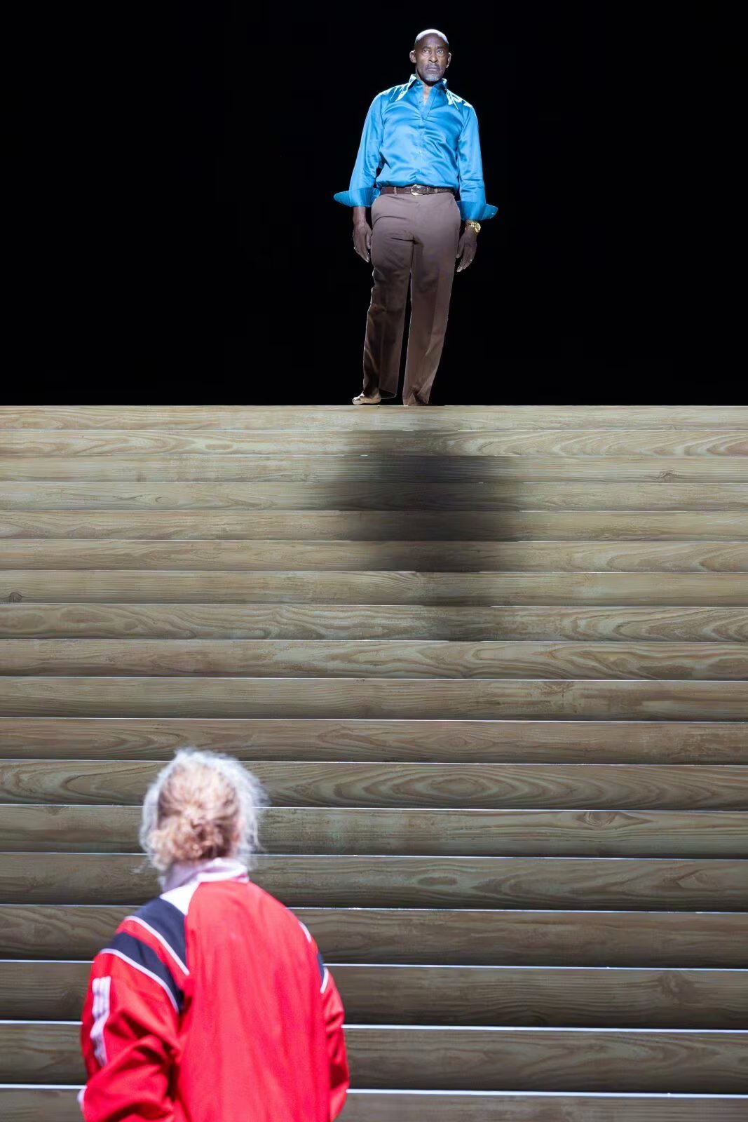 En la parte de la obra ambientada en la antigua Grecia, Electra (Hoss) se venga de Egisto (Patrick Robinson) de una manera sorprendentemente estilizada (Monika Rittershaus / The New York Times)
