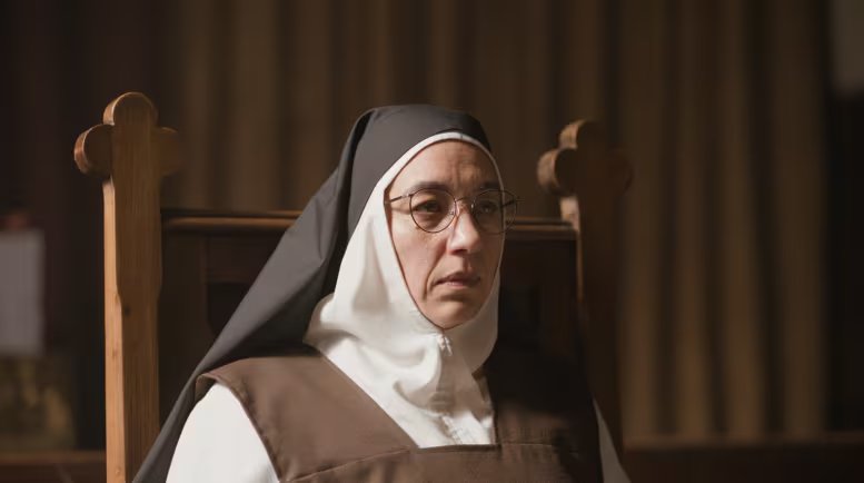 Lorena Vega interpreta a la madre superiora Cecilia, una figura central en la trama de abuso y encierro. (TNT/Flow)