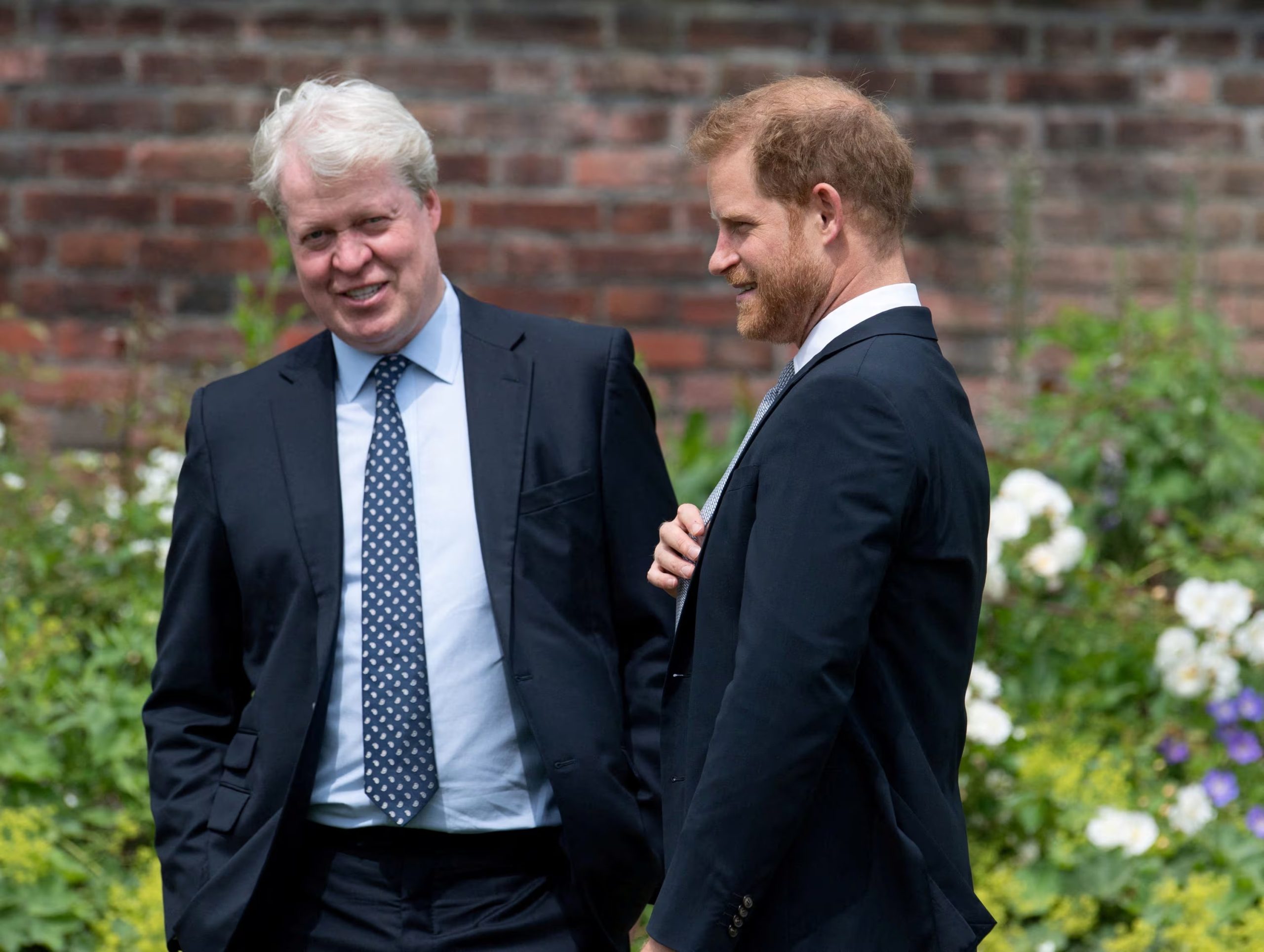El príncipe Harry de Gran Bretaña, duque de Sussex, conversa con su tío Charles Spencer, noveno conde Spencer, durante la inauguración de una estatua encargada en honor a su madre, Diana, princesa de Gales, en el Jardín Hundido del Palacio de Kensington,2021. (Dominic Lipinski/Pool vía REUTERS/Foto de archivo)