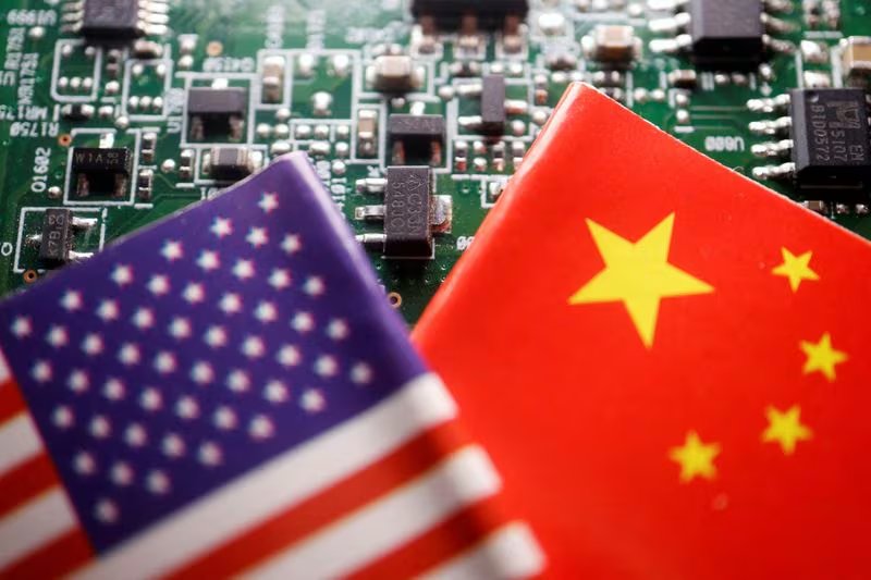 a fabricación de chips depende de equipos que graban patrones microscópicos con estabilidad y baja tasa de error, y producir prototipos no equivale a competir en volumen, un desafío que exige aprendizaje acumulado y una cadena de proveedores especializada - REUTERS/Florence Lo/Ilustración