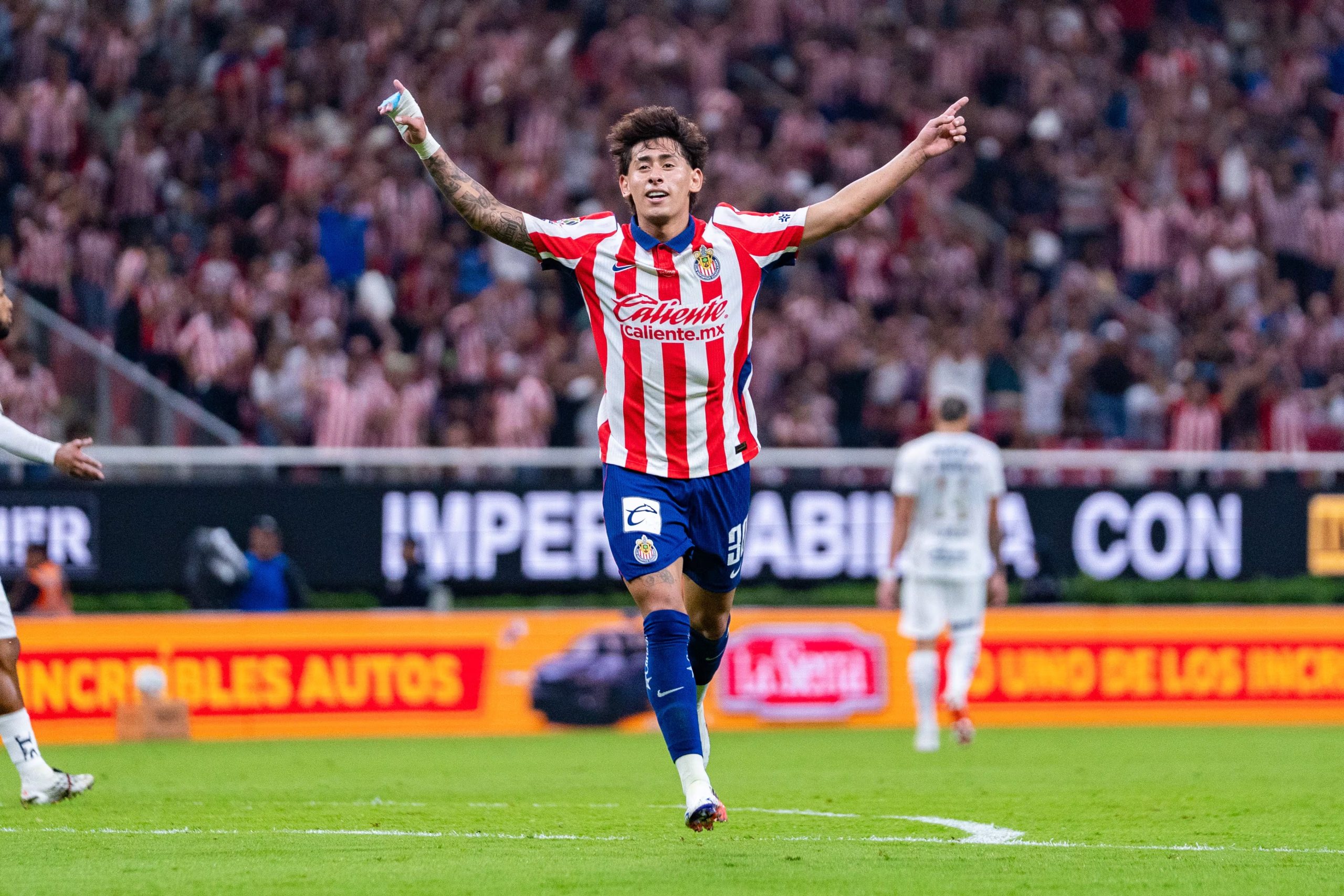 Santiago Sandoval anota doblete en la victoria de Chivas contra Pumas. (Pavel Alcaraz / EMX imageStudio Sport)