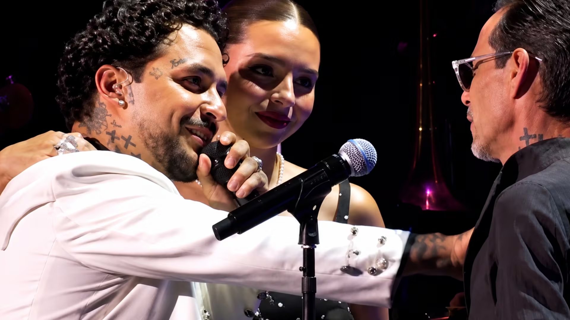 Ángela Aguilar y Christian Nodal rinden homenaje al cantante Marc Anthony en el escenario de los Premios Juventud. (X: Univision)