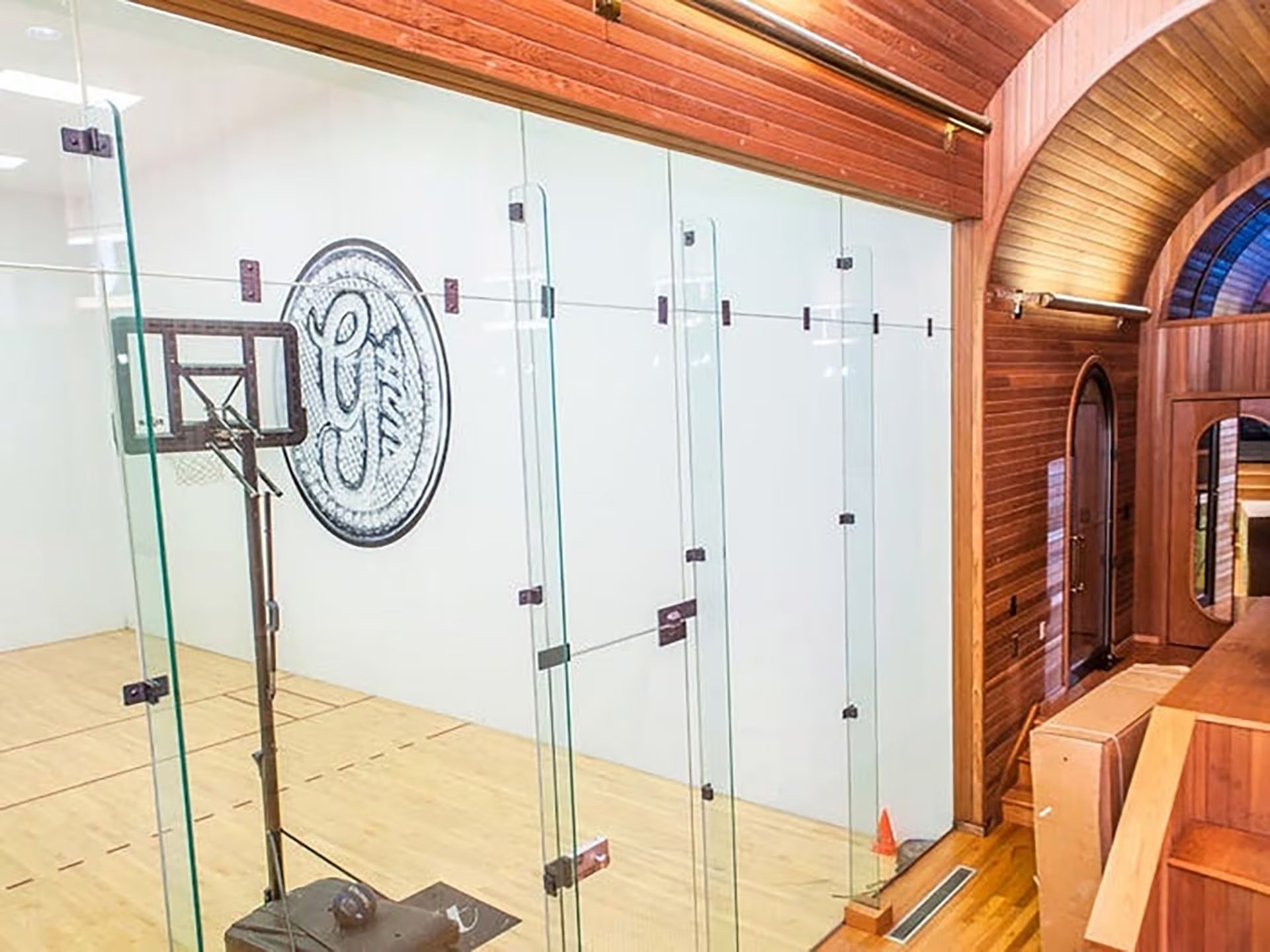 La cancha de squash (Douglas Elliman Real Estate)