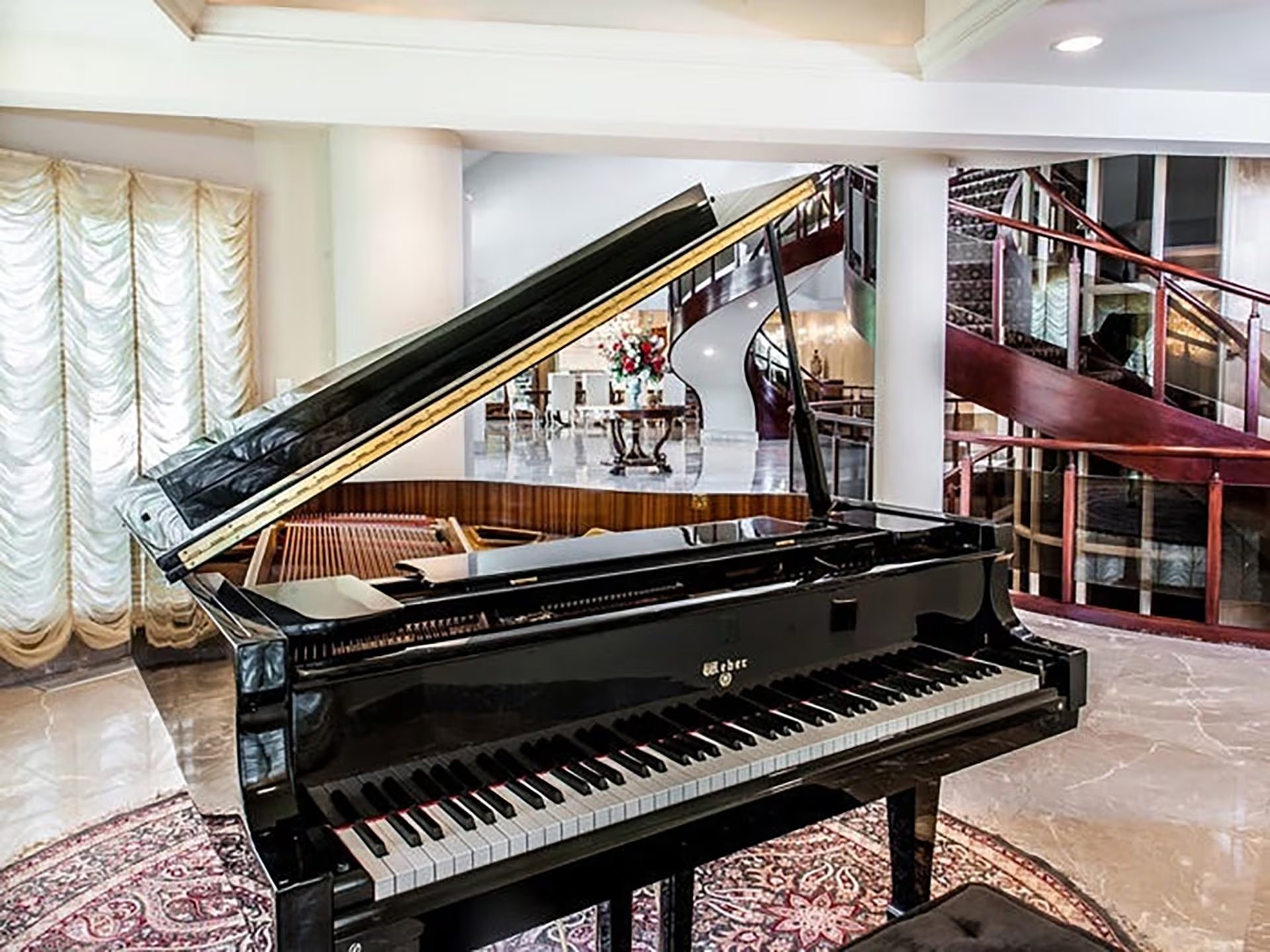 El piano (Douglas Elliman Real Estate)