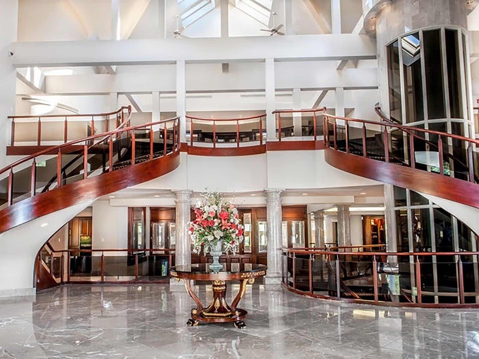 Las escaleras de la mansión (Douglas Elliman Real Estate)