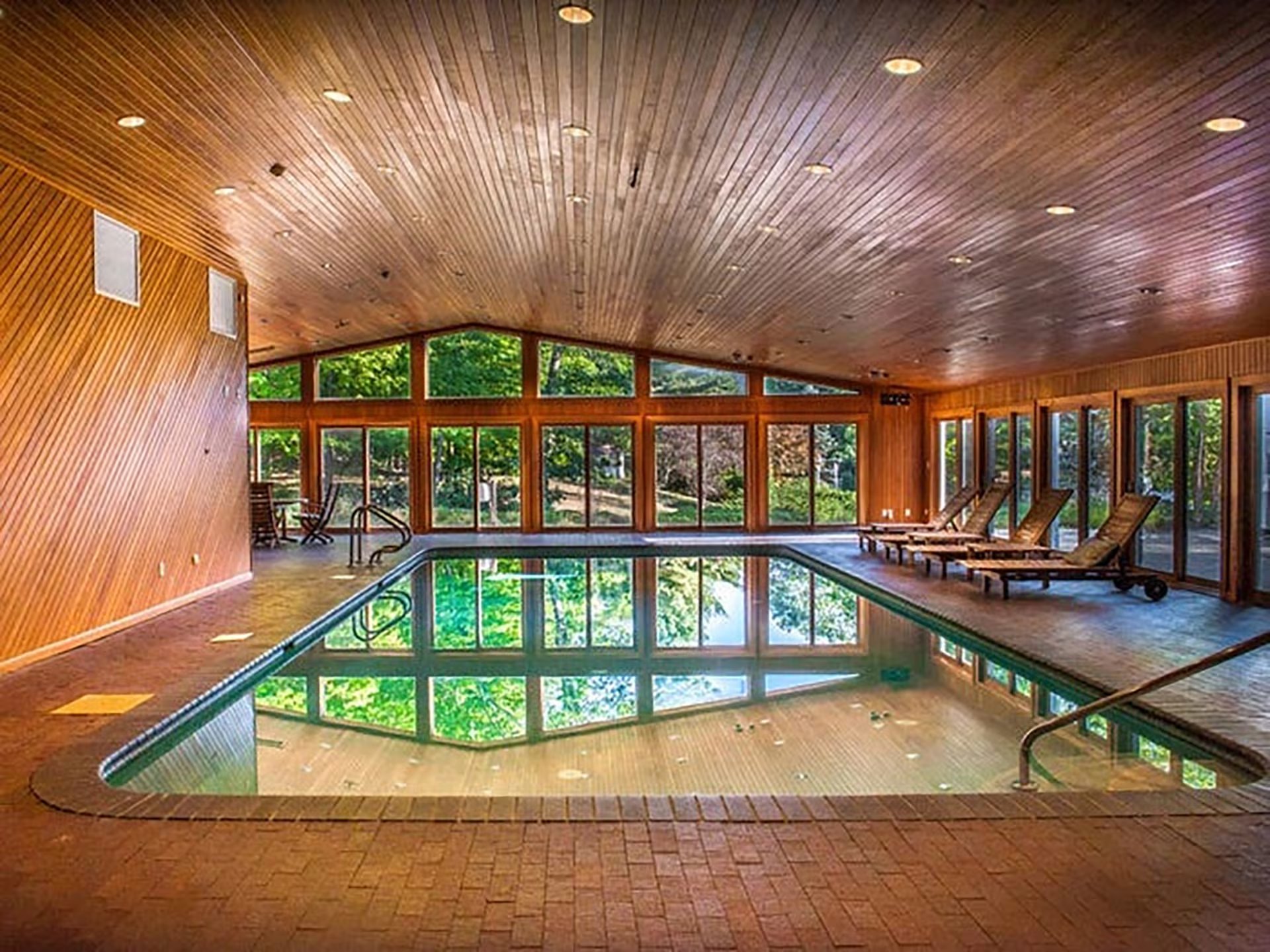 La piscina ubicada en el interior (Douglas Elliman Real Estate)