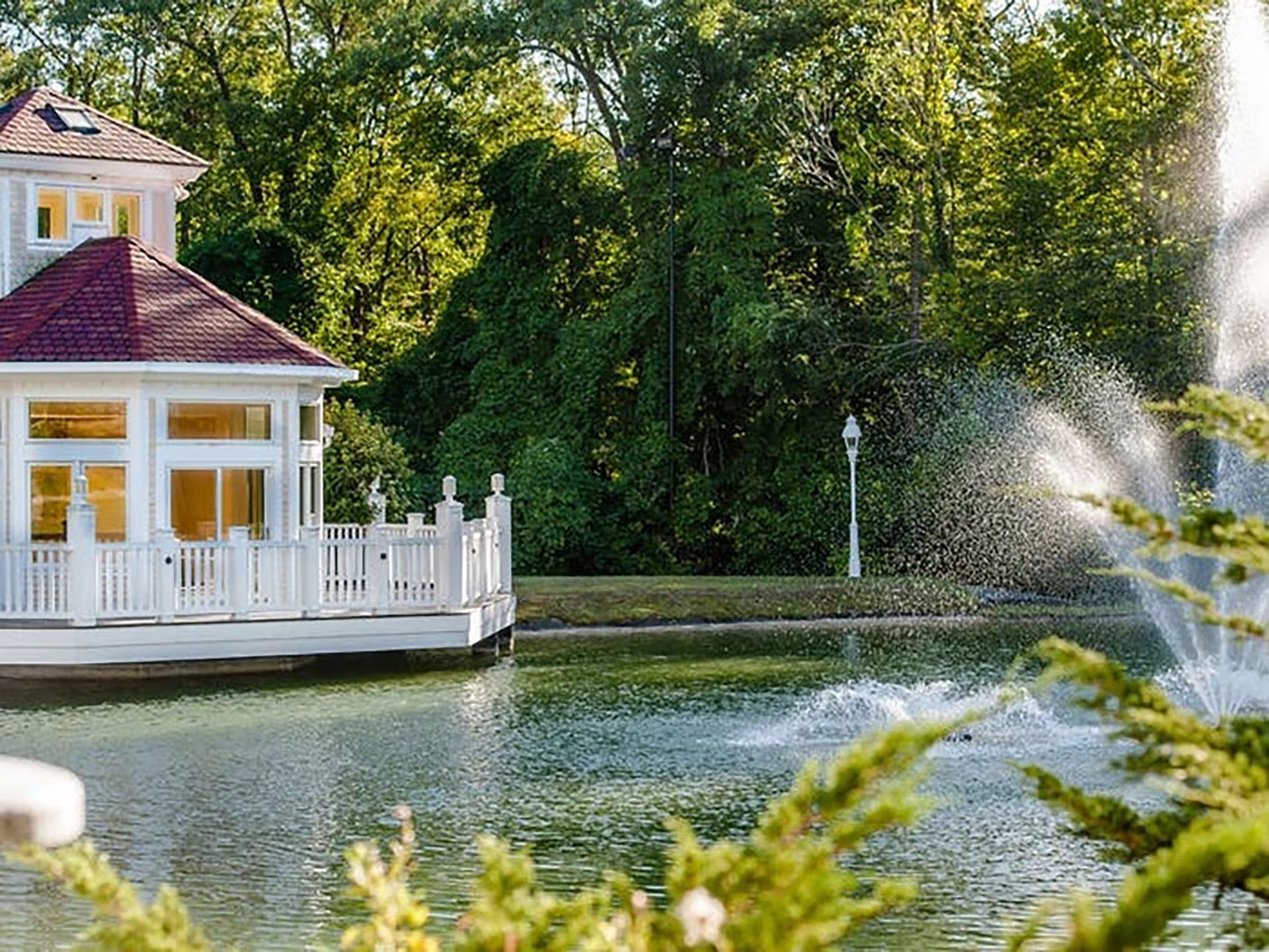 Otra vista de la mansión (Douglas Elliman Real Estate)