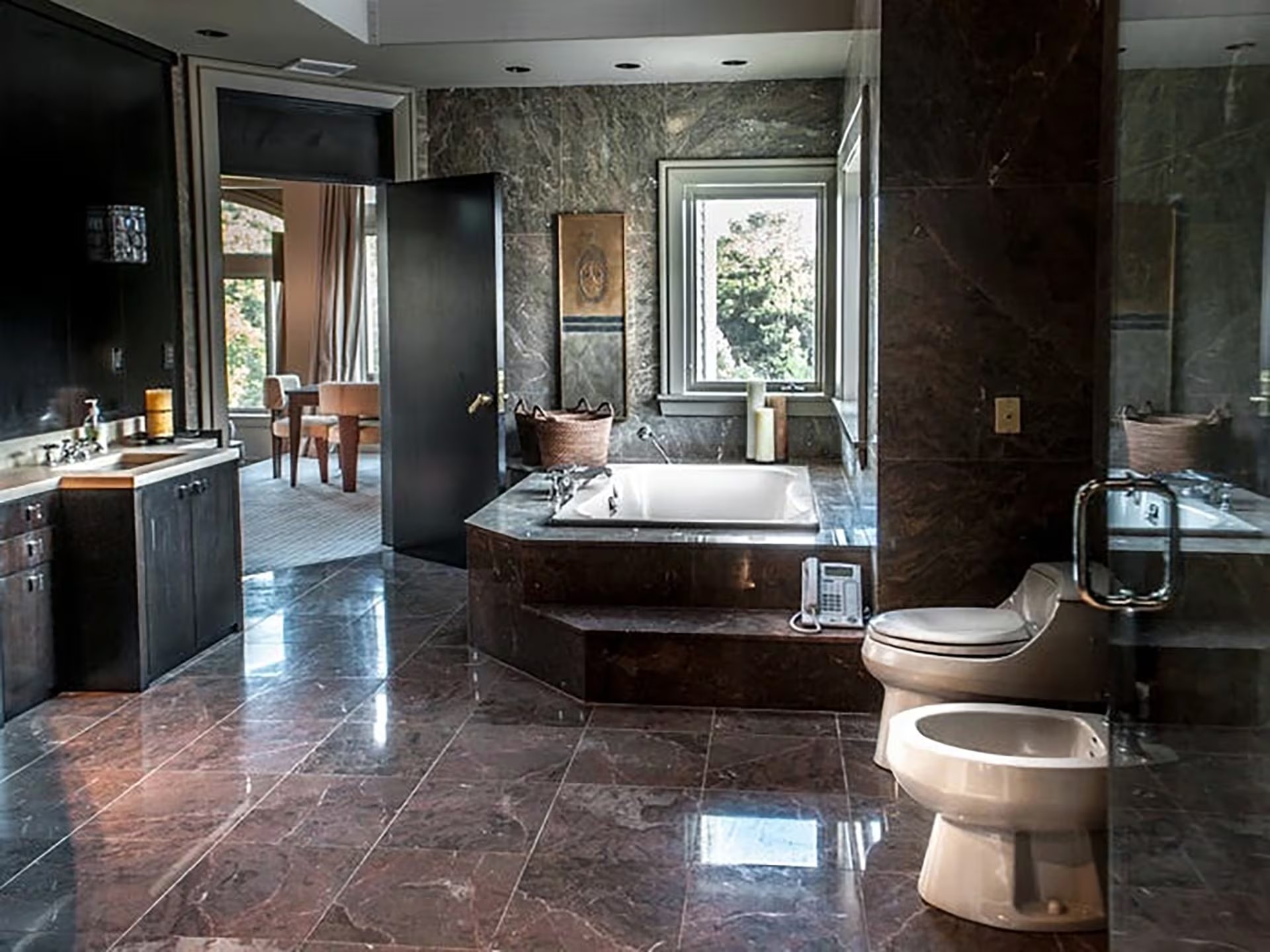 Uno de los baños (Douglas Elliman Real Estate)