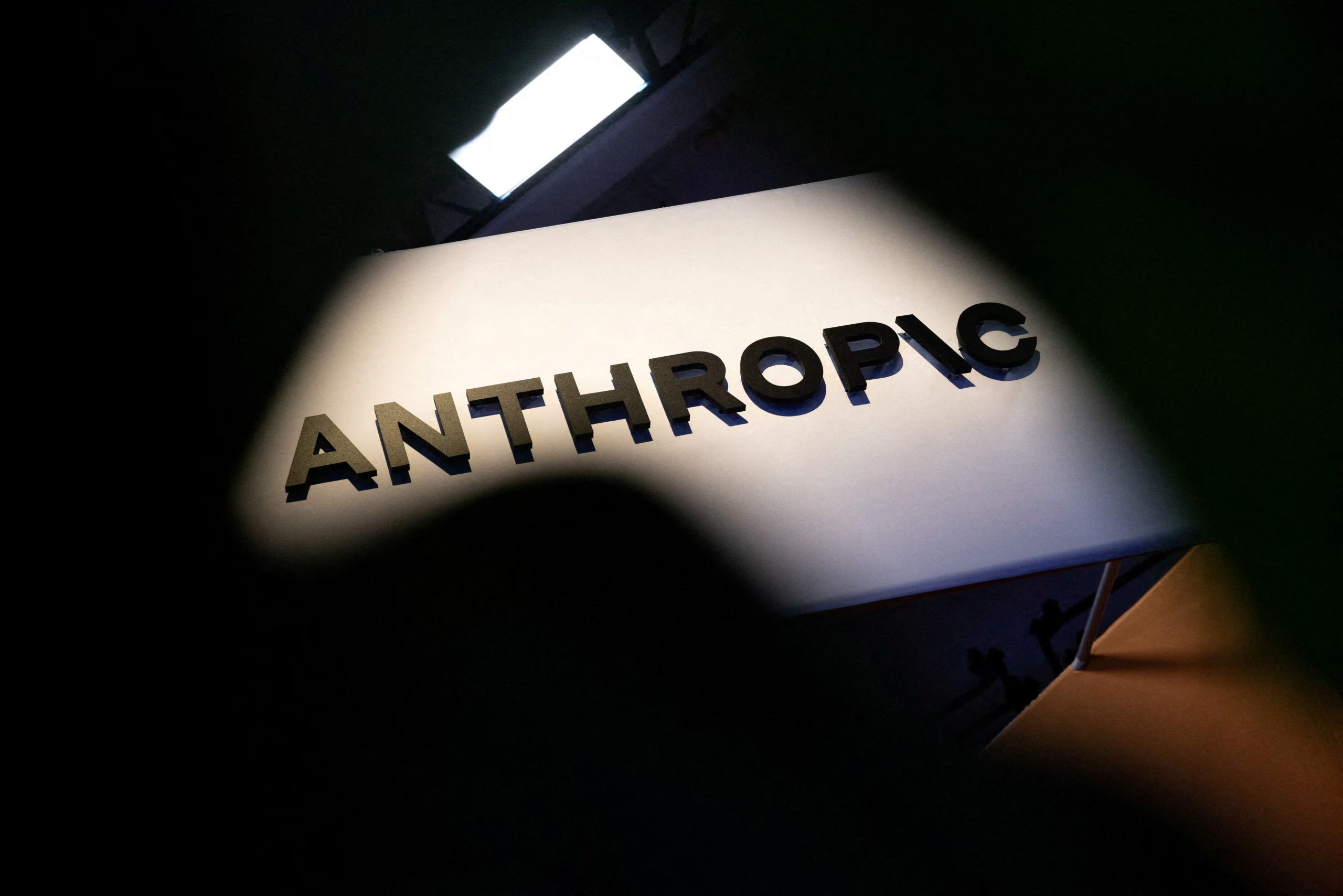 Un informe de investigadores de Anthropic determinó que la IA puede asumir el 94% de las tareas de computación y matemáticas. (Reuters)
