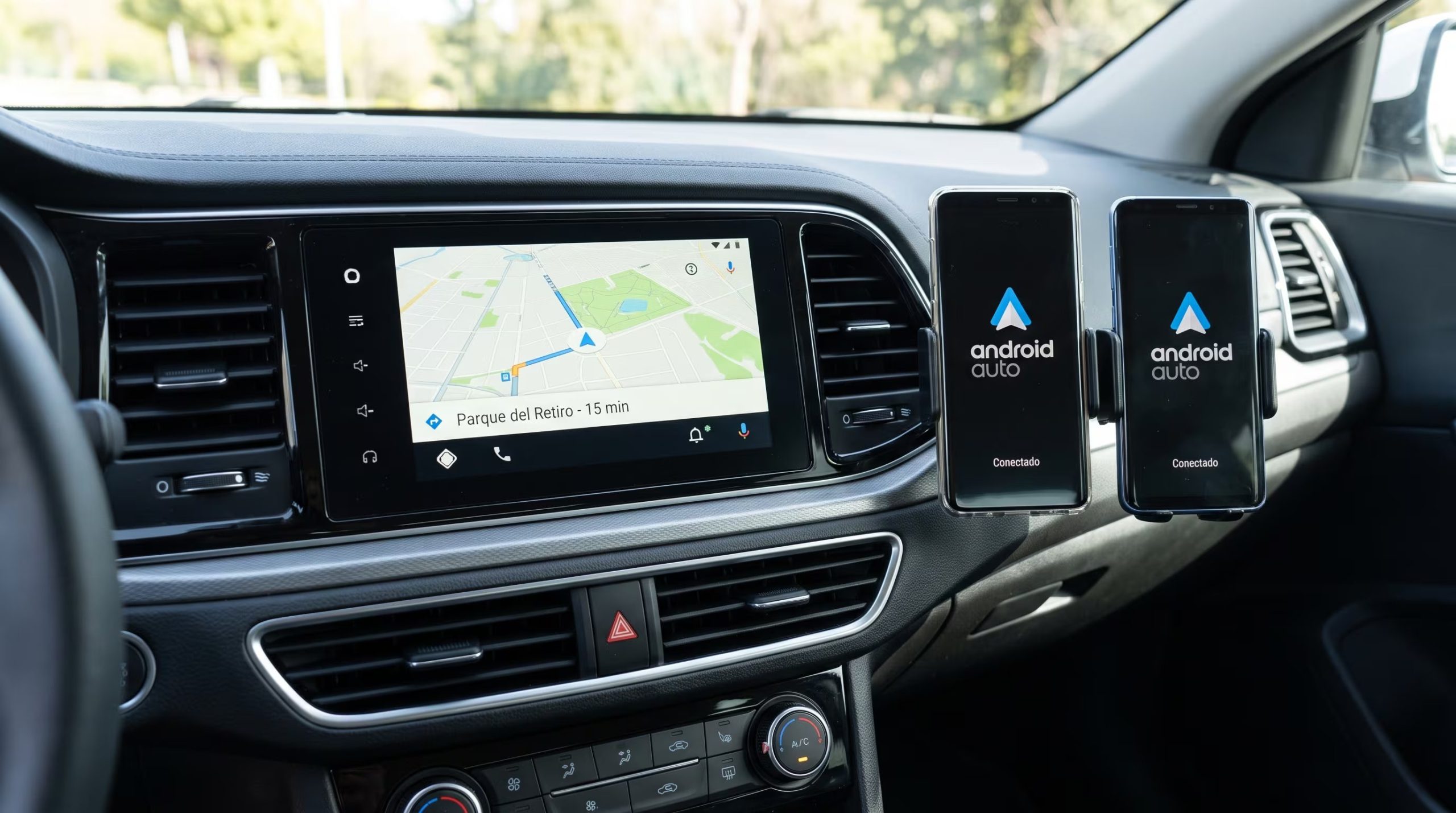 En Android Auto inalámbrico, los dos celulares pueden estar emparejados, pero el cambio entre dispositivos se hace de forma manual desde los menús del vehículo. (Imagen Ilustrativa Infobae)