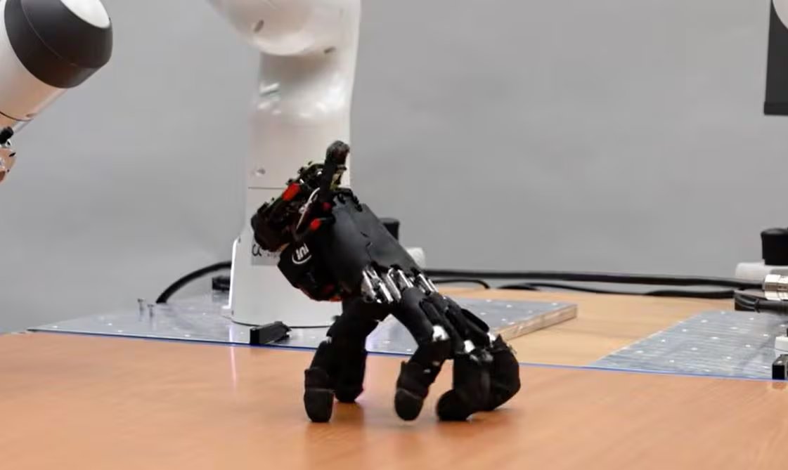 El prototipo incorpora una batería, sensores de movimiento y una pequeña computadora en el dorso para coordinar los dedos (Captura de video)