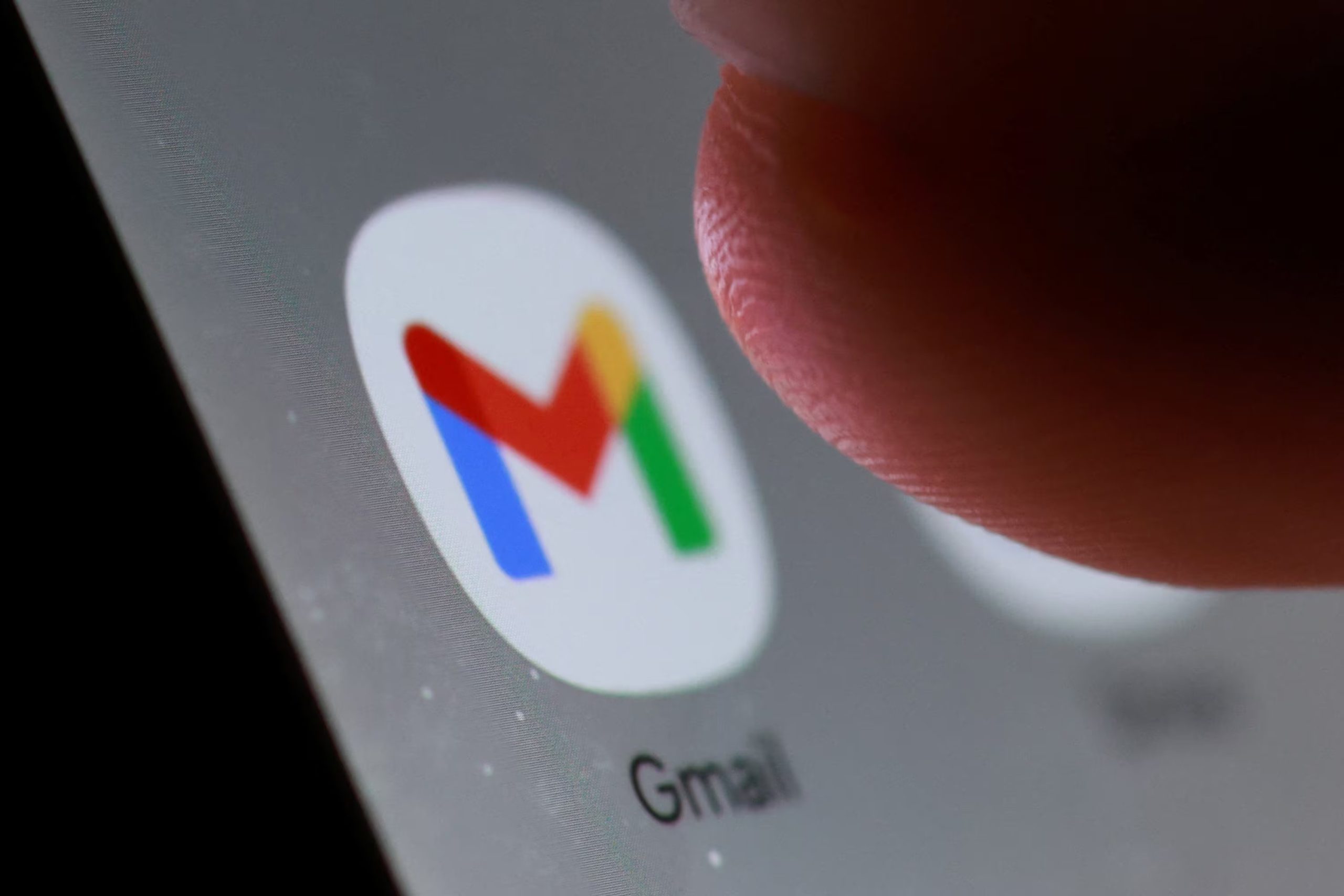 Gmail consume almacenamiento sobre todo por los archivos adjuntos, y permite ubicar correos pesados con búsquedas y filtros para eliminarlos. (REUTERS/Dado Ruvic/Illustration)