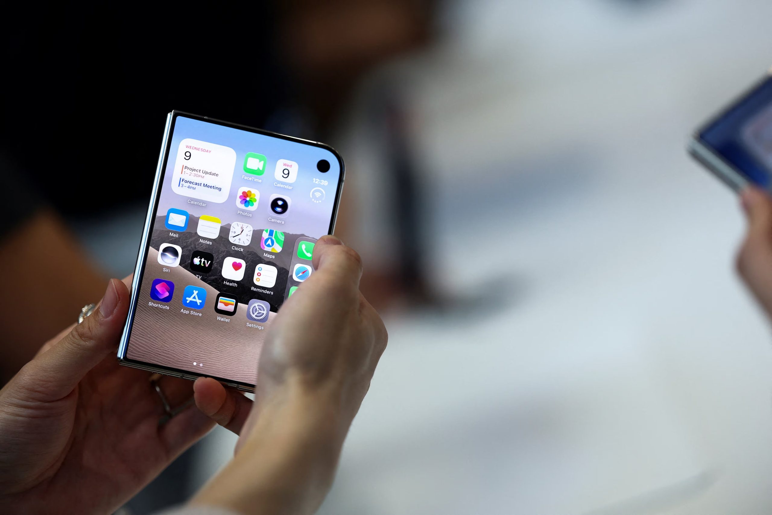 El iPhone Duo tiene un precio elevado, lo que podría reducir su alcance. REUTERS/Carlos Barria