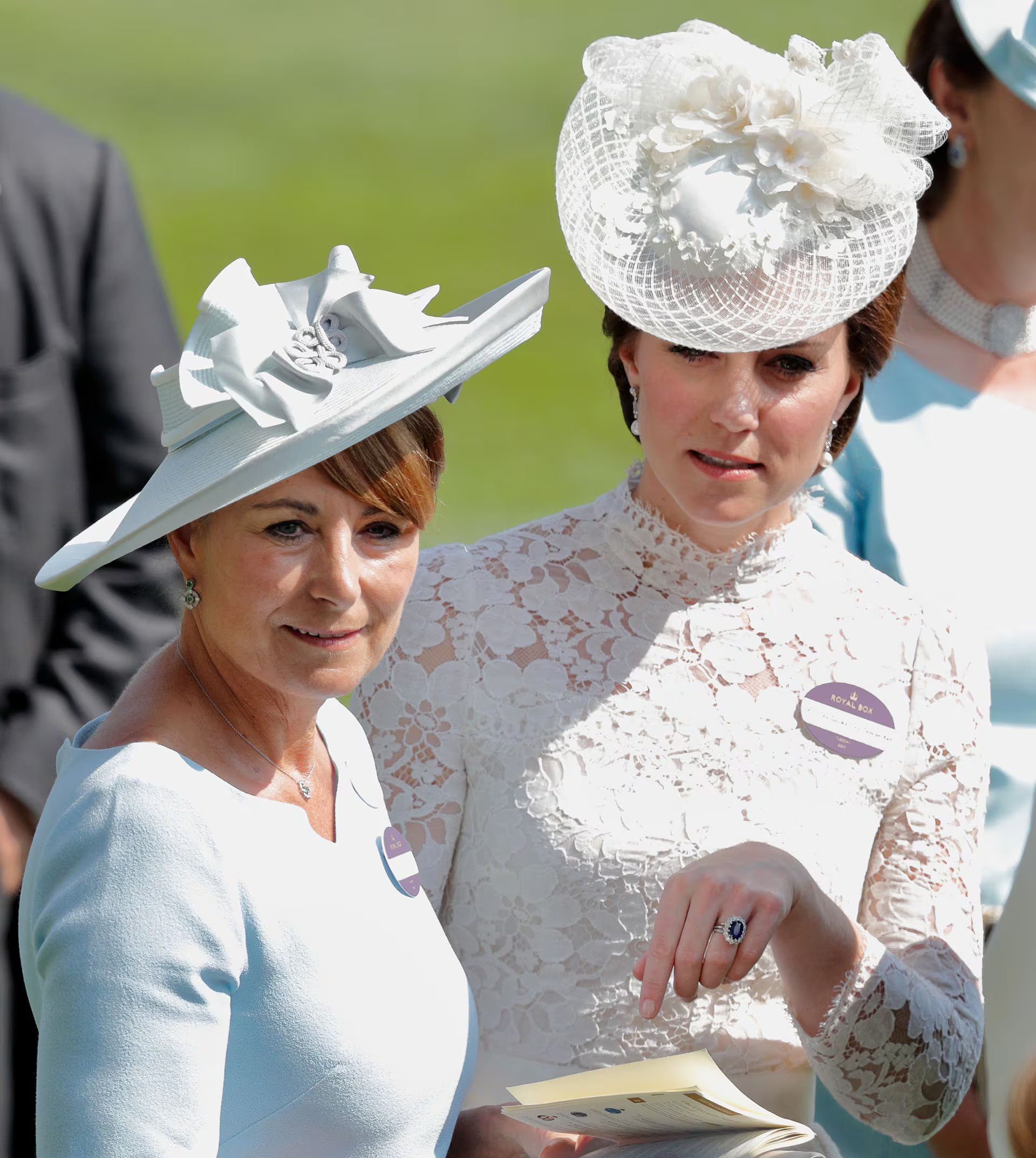 Catherine, duquesa de Cambridge, y su madre, Carole Middleton, asisten al primer día de Royal Ascot en el hipódromo de Ascot el 20 de junio de 2017 en Ascot, Inglaterra. (Foto de Max Mumby/Indigo)