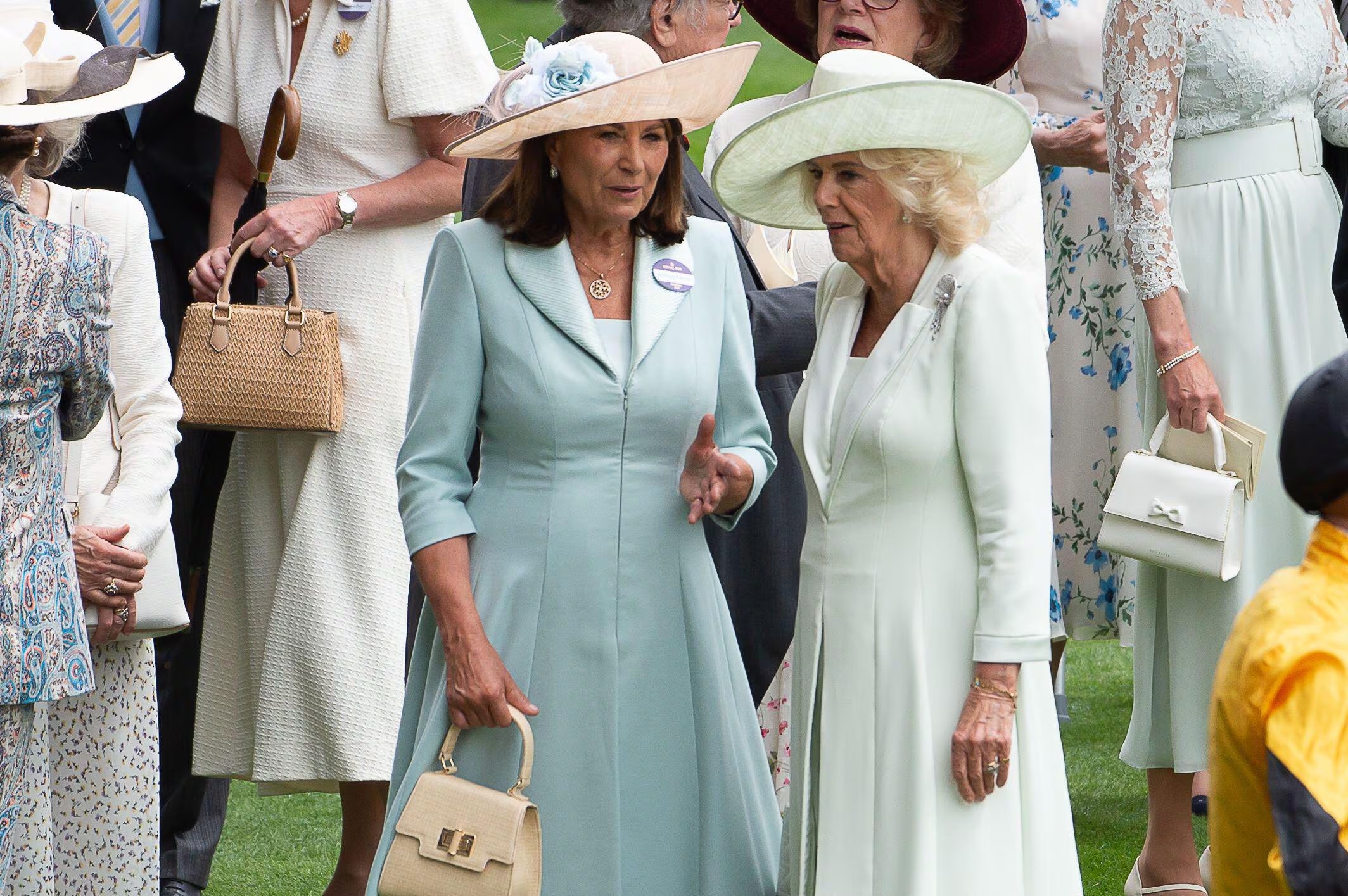 La reina Camila conversa con Carole Middleton (izquierda), madre de Catalina, princesa de Gales, en Ascot, Berkshire, Reino Unido. 18 de junio de 2026. (Maureen McLean/Alamy Live News)