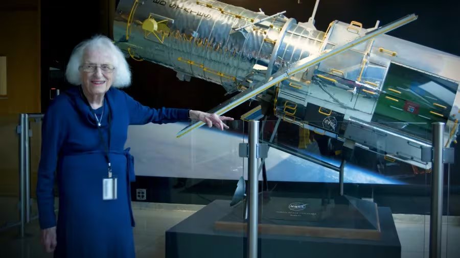 Nancy Grace Roman, la primera mujer en un cargo ejecutivo de la agencia espacial estadounidense al convertirse en jefa del Departamento de Astronomía en 1956. Más adelante también fue jefa de Astronomía y Física Solar y jefa de Astronomía y Relatividad.(NASA)
