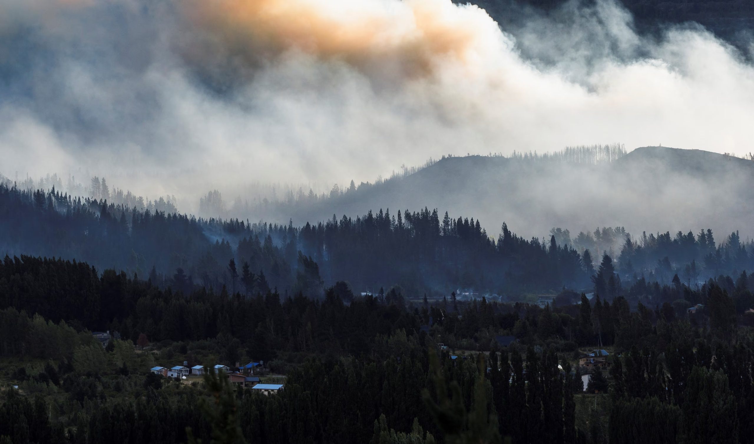 Un estudio reveló que el 23 por ciento de las partículas PM2,5 registradas en Estados Unidos durante finales del verano y principios del otoño de 2020 provino de incendios forestales (REUTERS)