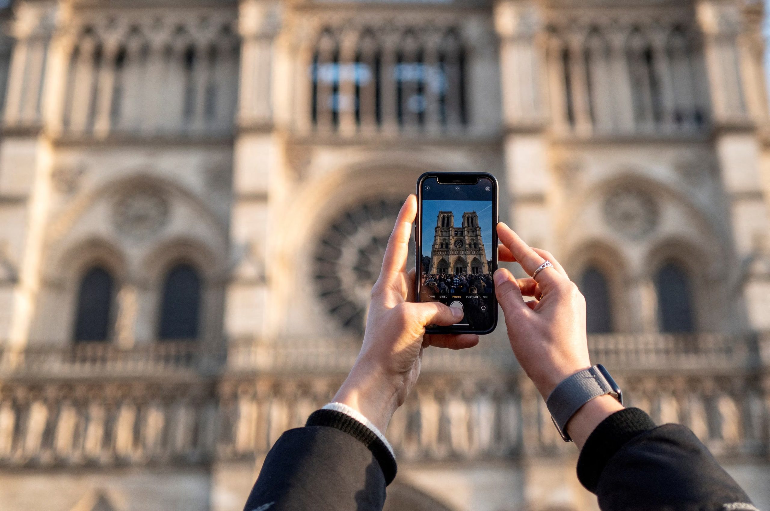 La novela Notre-Dame de Paris, publicada por Victor Hugo en 1831, impulsó la preservación de Notre-Dame y evitó su posible demolición - REUTERS/Gonzalo Fuentes/File Photo