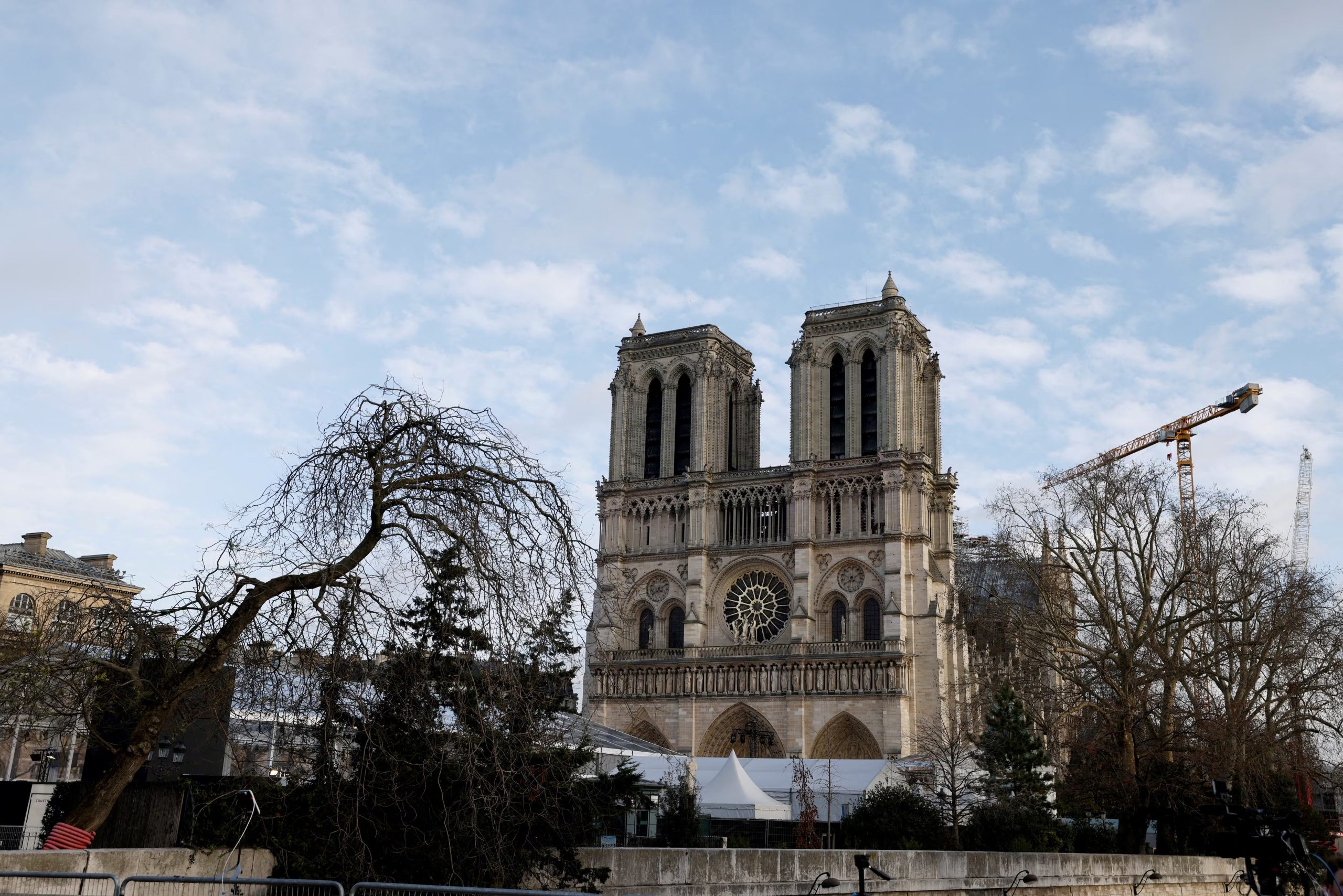 La restauración de Notre-Dame duró 25 años e incluyó nuevas vidrieras emplomadas, un órgano y una aguja más alta - REUTERS/File Photo