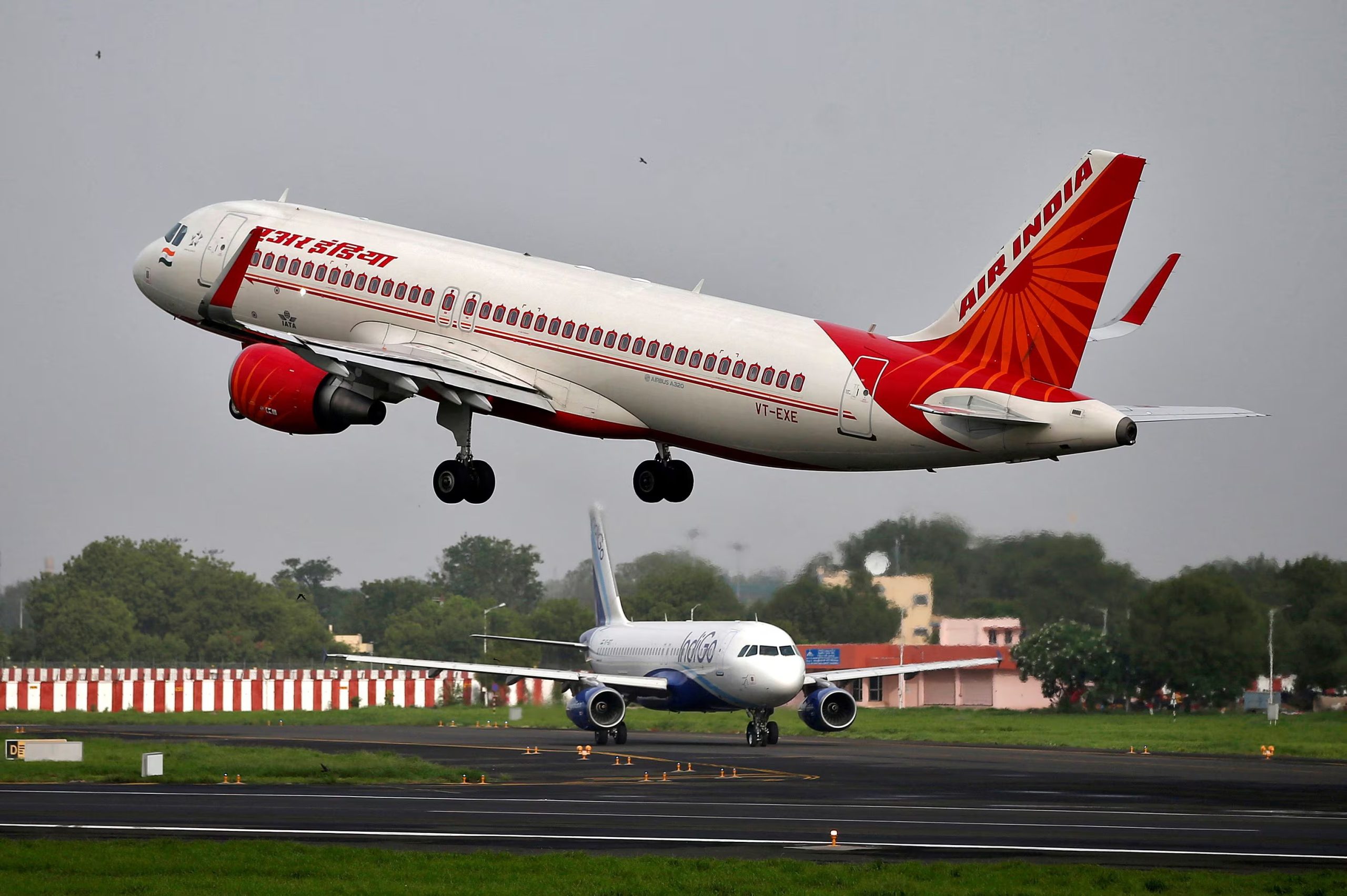 Fuentes citadas en la pesquisa identificaron a la marihuana como la sustancia detectada en los análisis del piloto al mando del Airbus A320 de Air India (REUTERS/Amit Dave/File Photo)