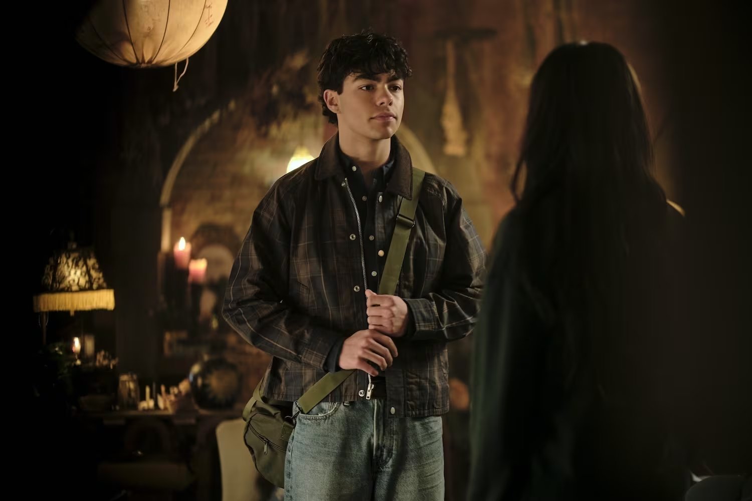 Malachi Barton encarna a Jake, un brujo cuyas decisiones generan tensiones dentro de la academia. (Disney+)