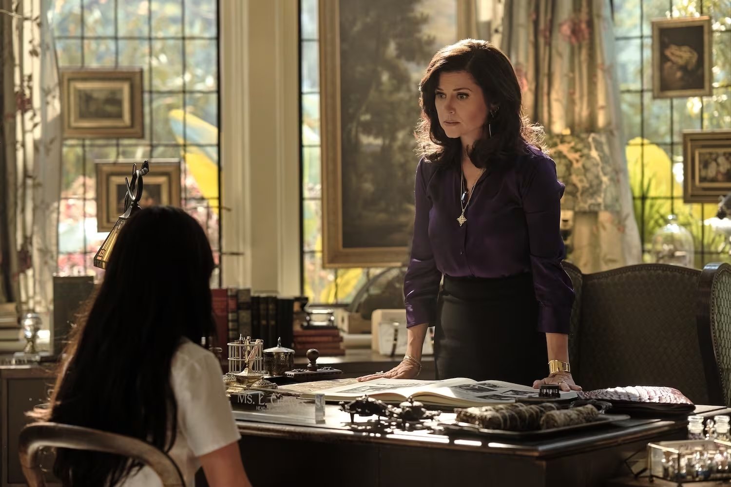 Tiffani Thiessen interpreta a la señorita Graves, directora del colegio donde transcurre la serie. (Disney+)
