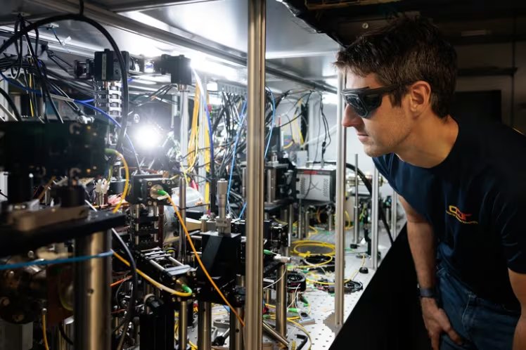 El nuevo dispositivo acumularía un desvío de solo un segundo tras más de 260.000 millones de años de funcionamiento. (Foto: Universidad Nacional de Singapur)