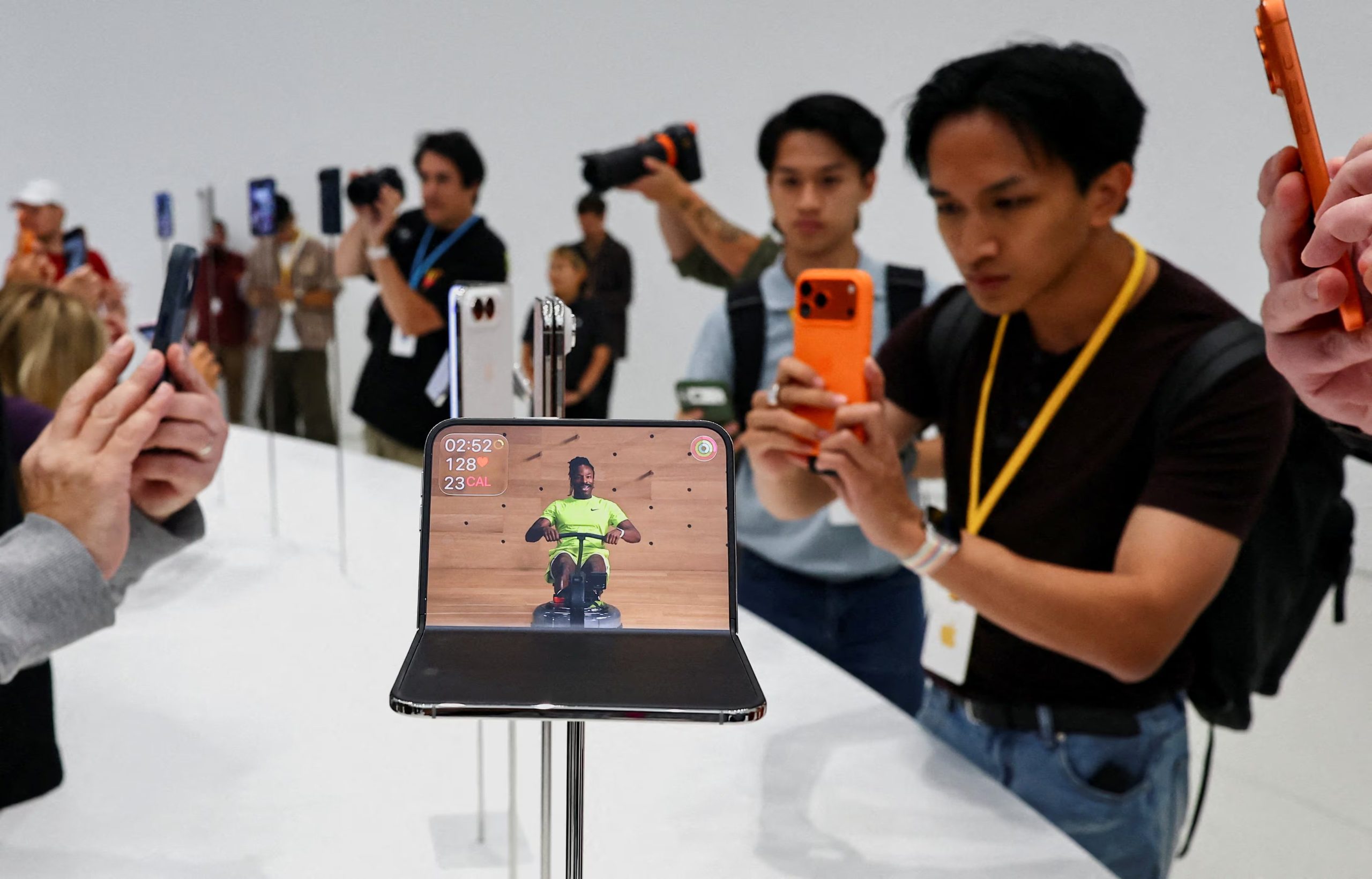 La llegada de los tres dispositivos muestra que Apple ya no compite solo por potencia, sino también por la forma en que cada usuario quiere llevar, mirar y aprovechar su teléfono cada día - REUTERS/Carlos Barria/File Photo