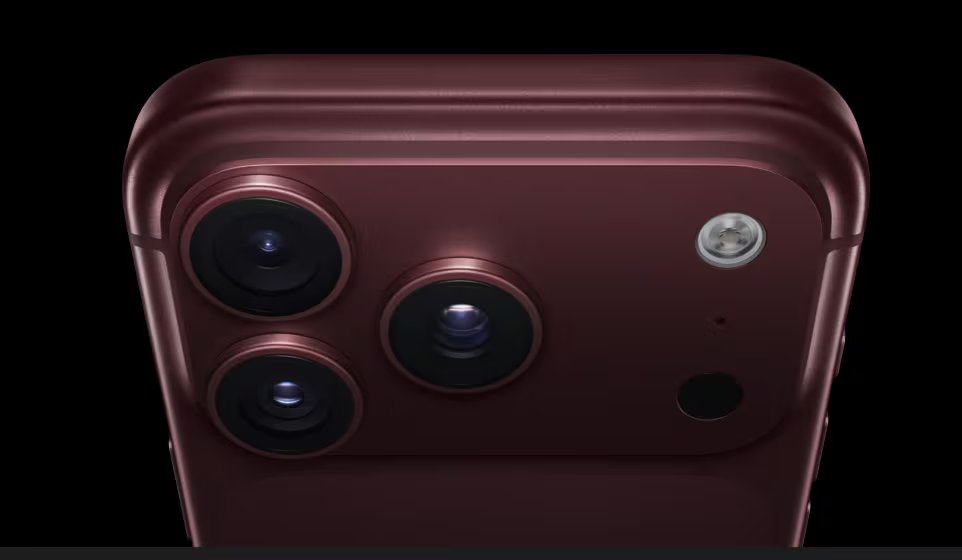 La variante de mayor tamaño supera al modelo convencional en duración energética y mantiene las cámaras de 48 megapíxeles, los controles manuales y la grabación audiovisual con estándar Dolby Vision (Apple)