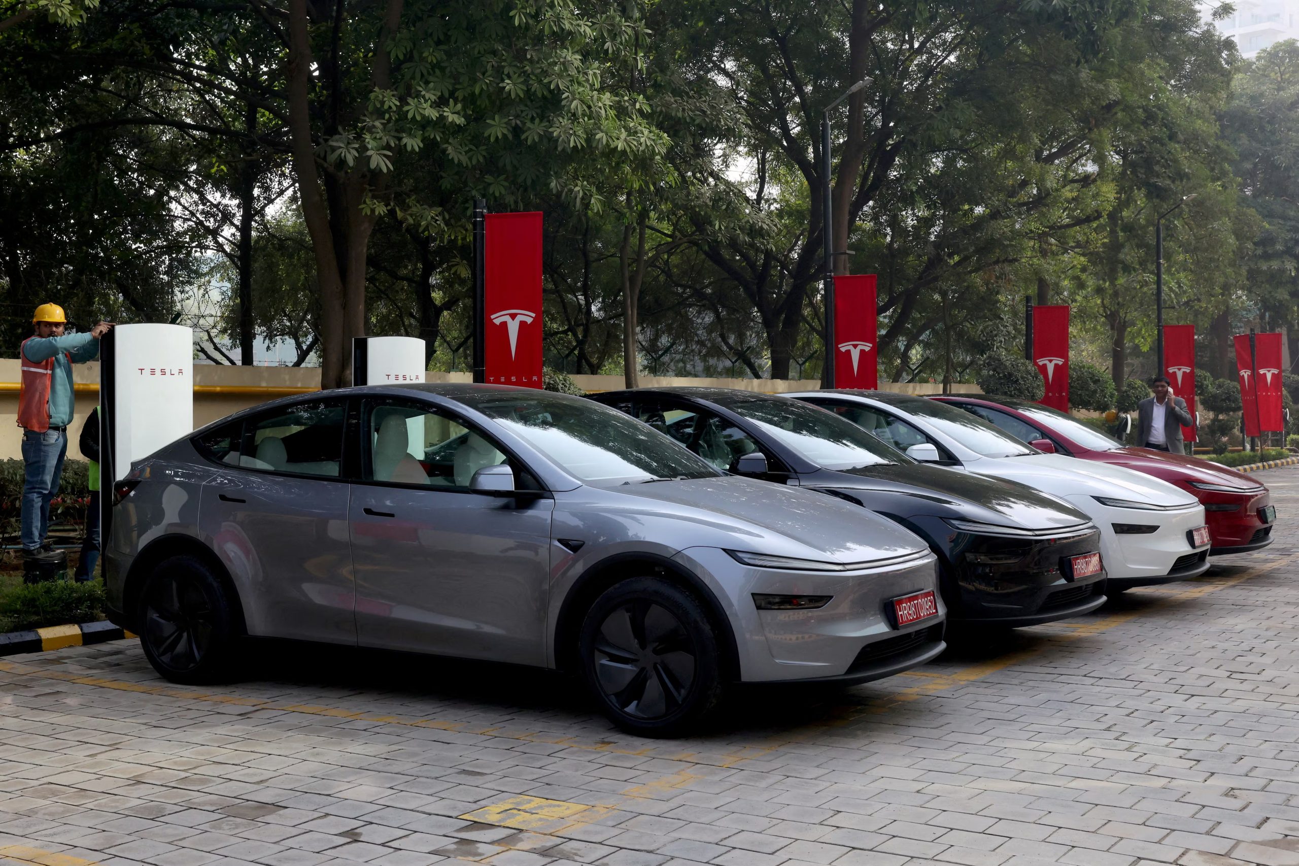 Los Tesla Model Y y Model 3 podrán venderse en Argentina con un precio base aproximado entre USD 62.000 y USD 65.000 dólares. REUTERS/Bhawika Chhabra/File Photo