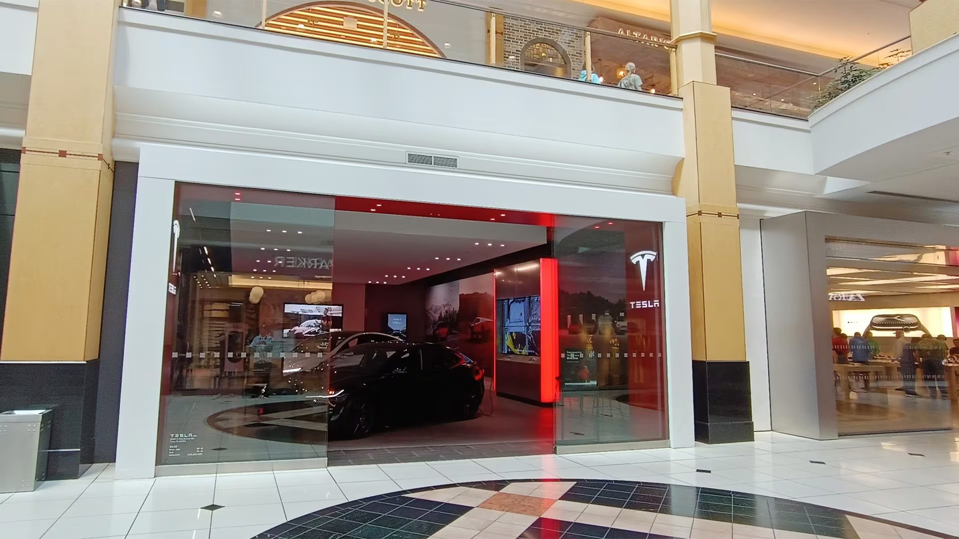 Una tienda de Tesla en un centro comercial de Detroit, Estados Unidos. La marca de Elon Musk tiene un esquema de venta directa a los usuarios sin concesionarios. (Infobae)