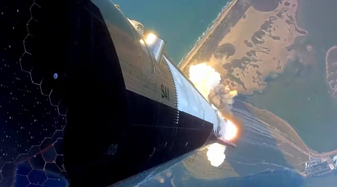 La nave alcanzó cerca de 28000 kilómetros por hora, la velocidad necesaria para caer hacia la Tierra sin abandonar su trayectoria orbital
(captura de TV Reuters)