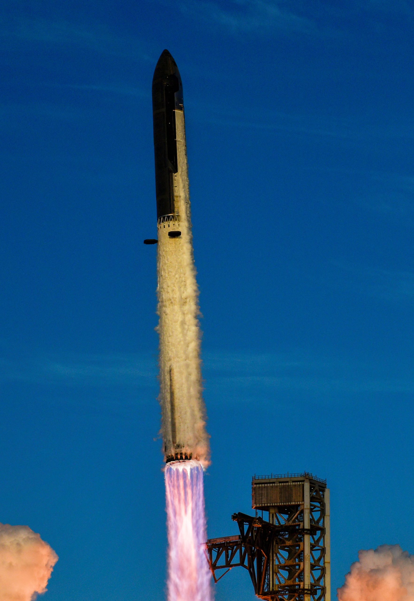El vuelo 14 de Starship puede considerarse histórico al alcanzar la órbita terrestre (REUTERS/Steve Nesius)