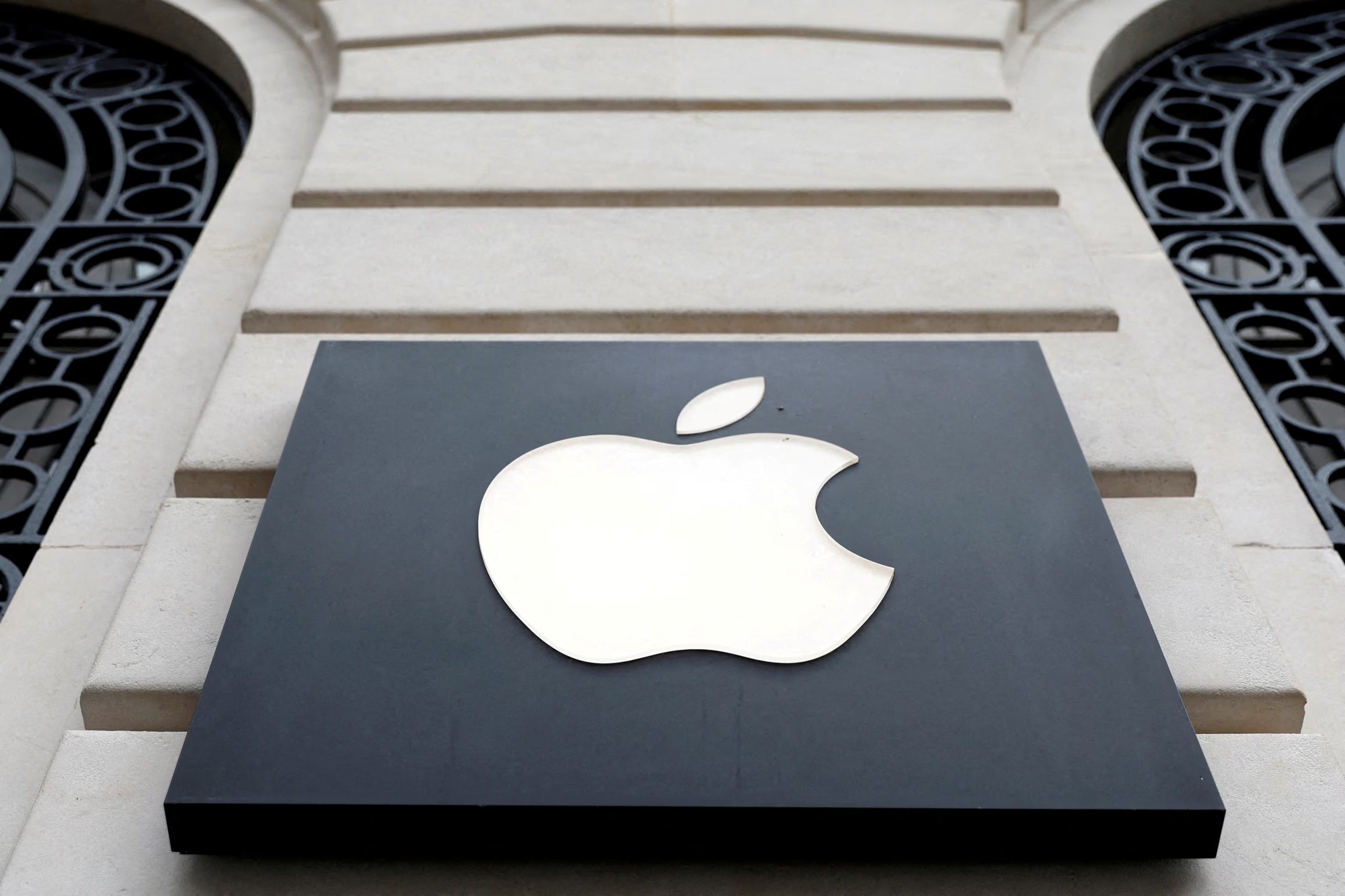 Apple incorporó en todos los modelos esta línea su sistema de inteligencia artificial. REUTERS/Abdul Saboor/File Photo
