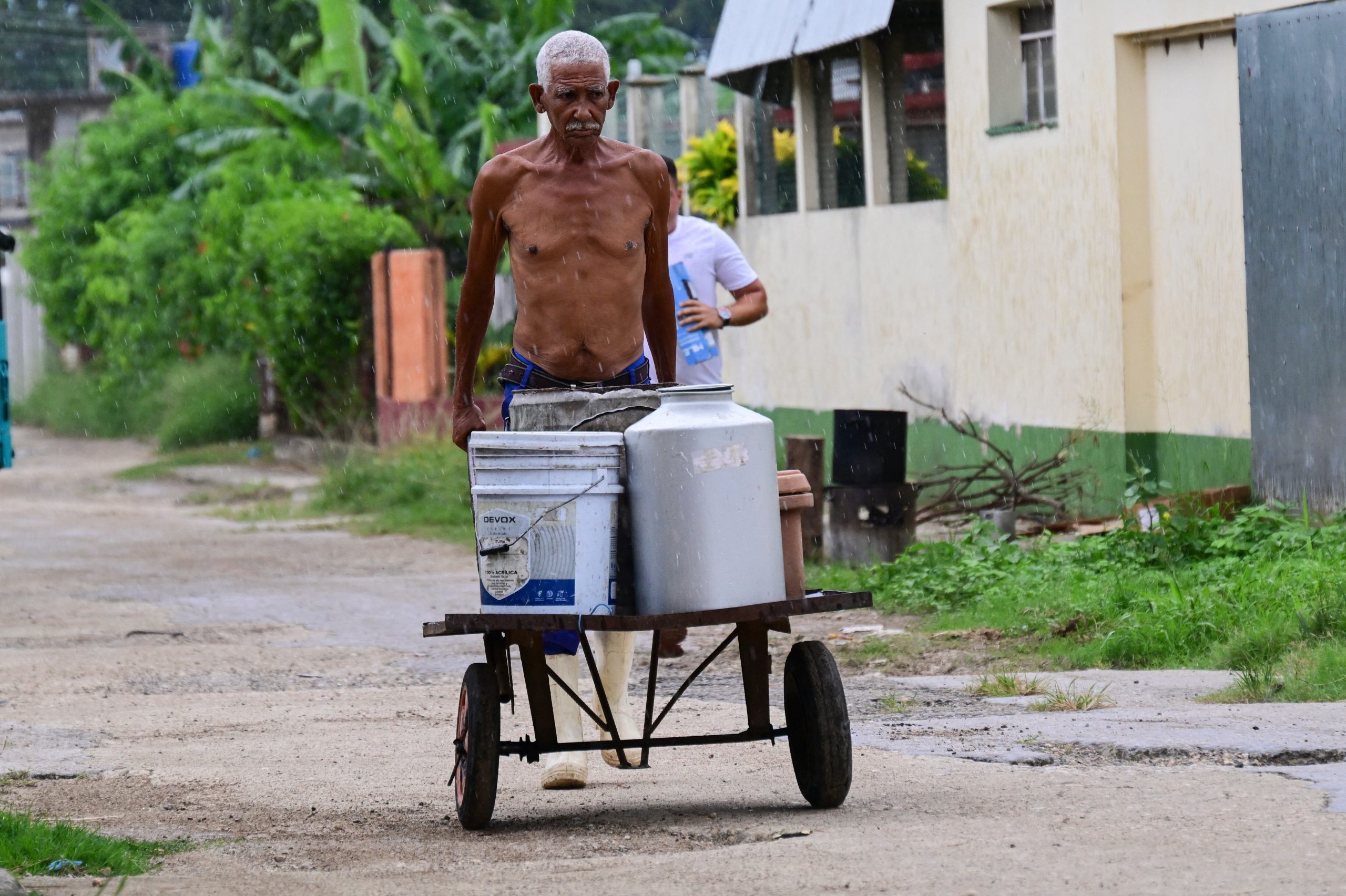 En los últimos meses, la situación ha alcanzado niveles de alerta sanitaria. Numerosos residentes denuncian que cuando el agua finalmente llega por los grifos, sale turbia, con sedimentos y un fuerte olor fétido. (Infobae Cuba/ YAMIL LAGE / AFP)