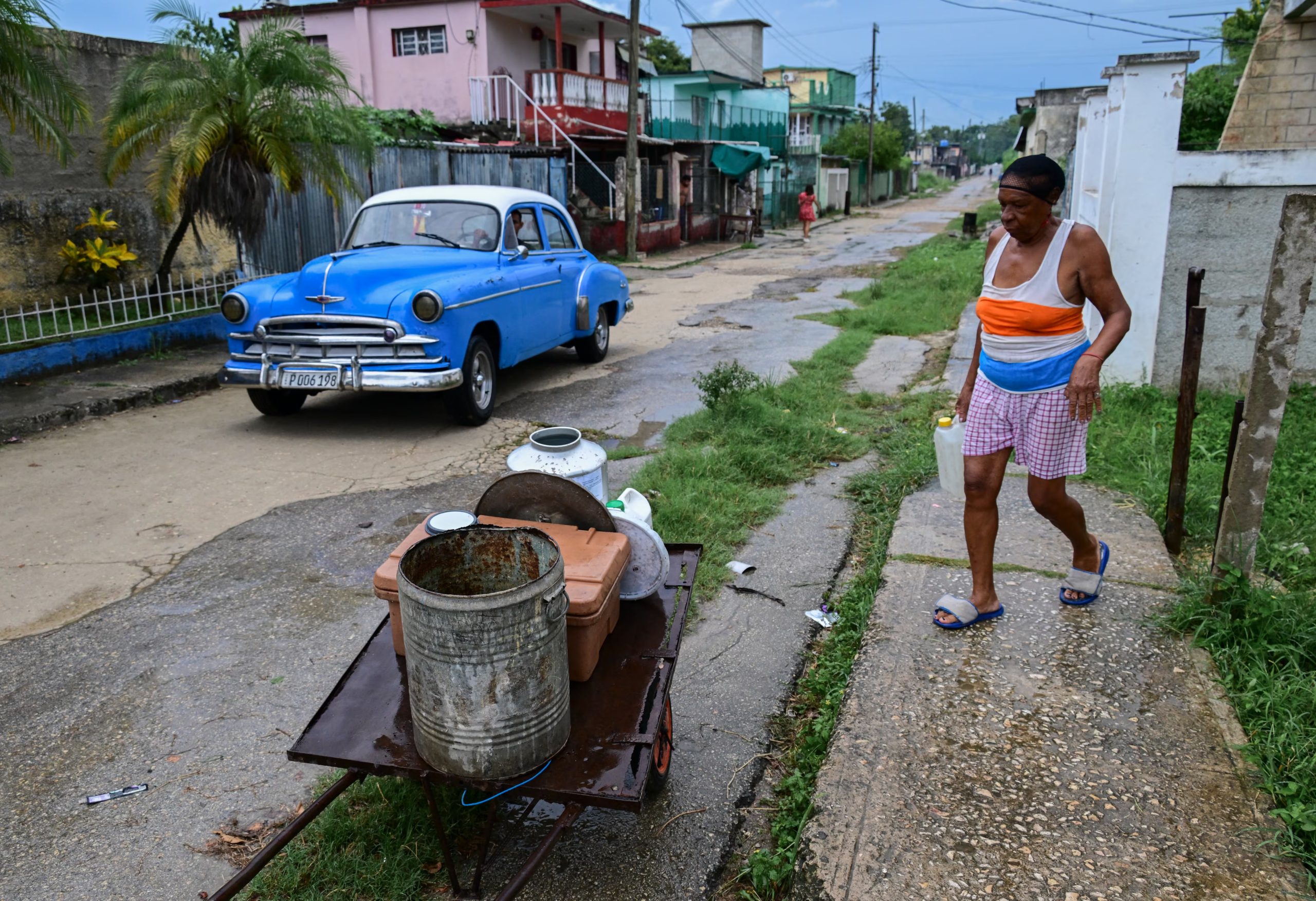 La crisis ha modificado la convivencia en las comunidades. Aquellas pocas casas que tienen una cisterna grande o un pozo se convierten en el centro del barrio. (Infobae Cuba/ YAMIL LAGE / AFP)
