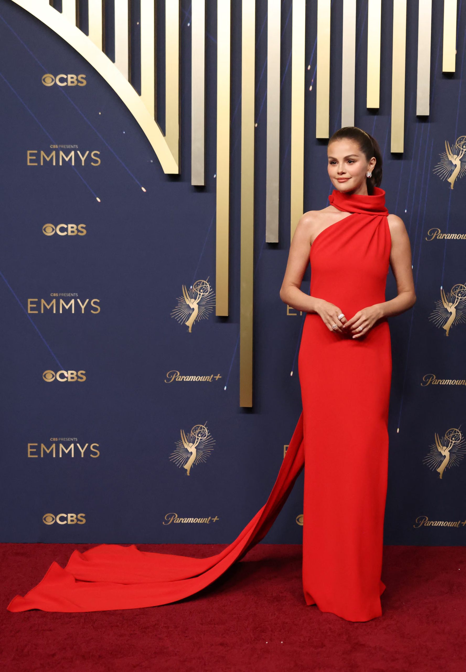 Selena Gomez concentra la atención en un vestido rojo de Louis Vuitton con capa y cola