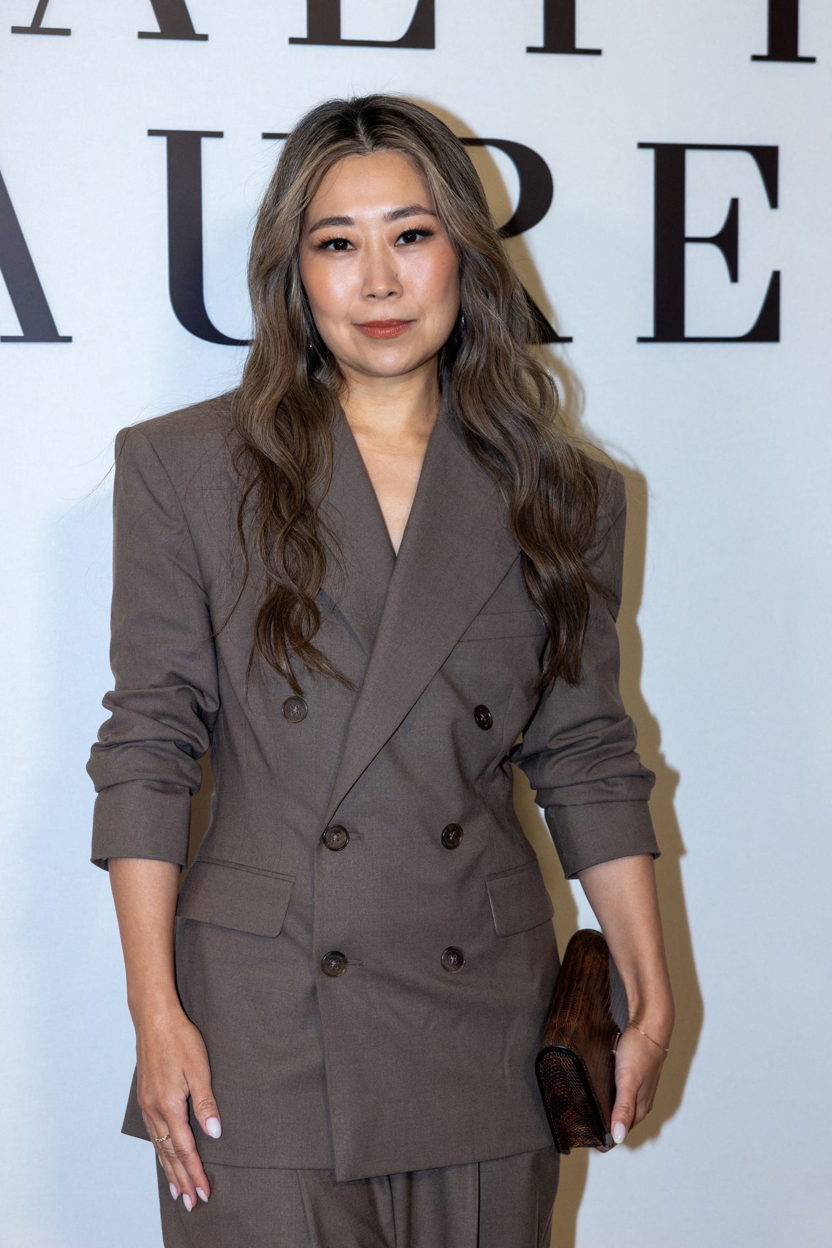 Maggie Kang eligió un conjunto gris de doble botonadura y maquillaje de ojos marcado (REUTERS/Caitlin Ochs)
