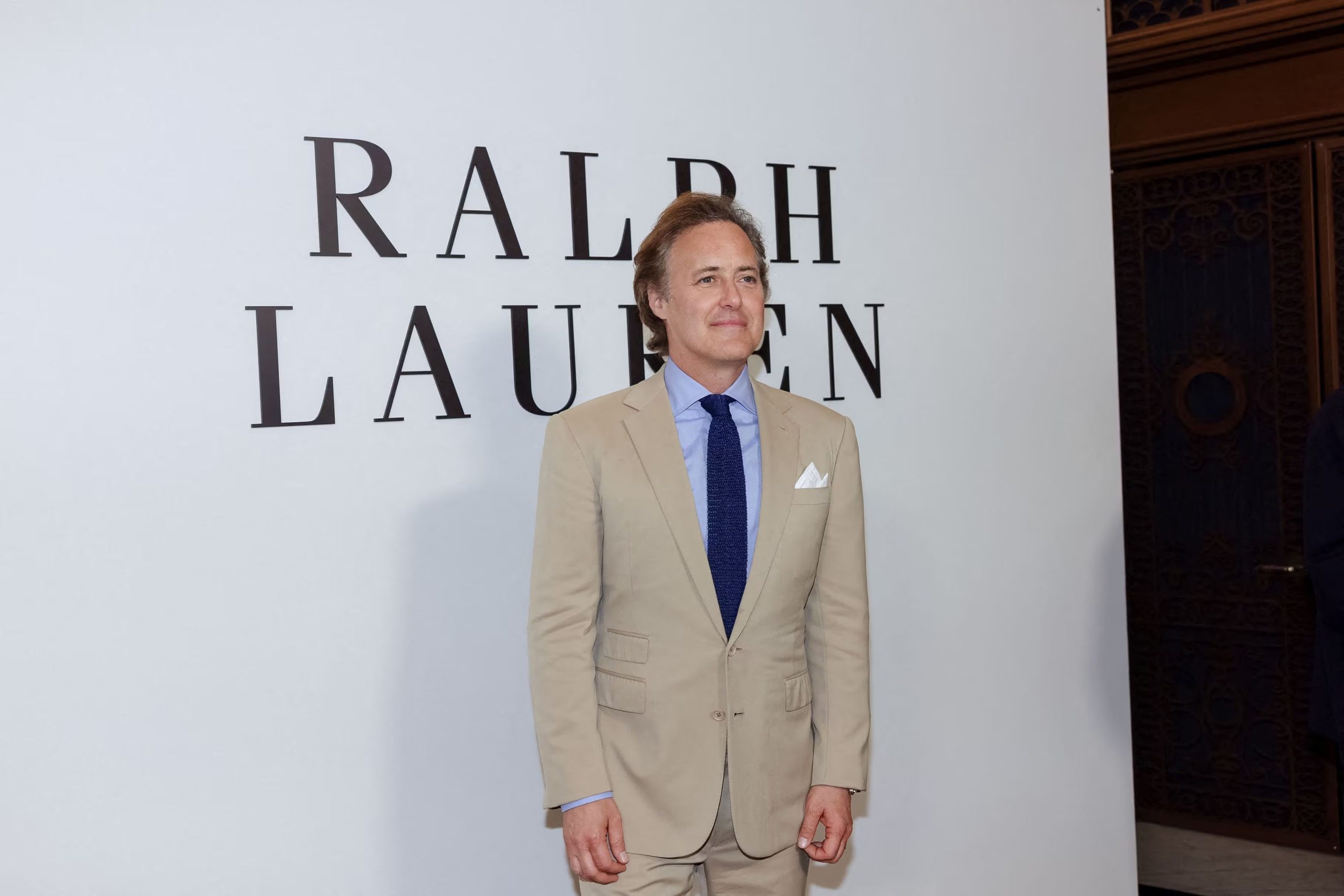David Lauren asistió con un traje beige claro, camisa celeste y corbata azul marino (REUTERS/Caitlin Ochs)